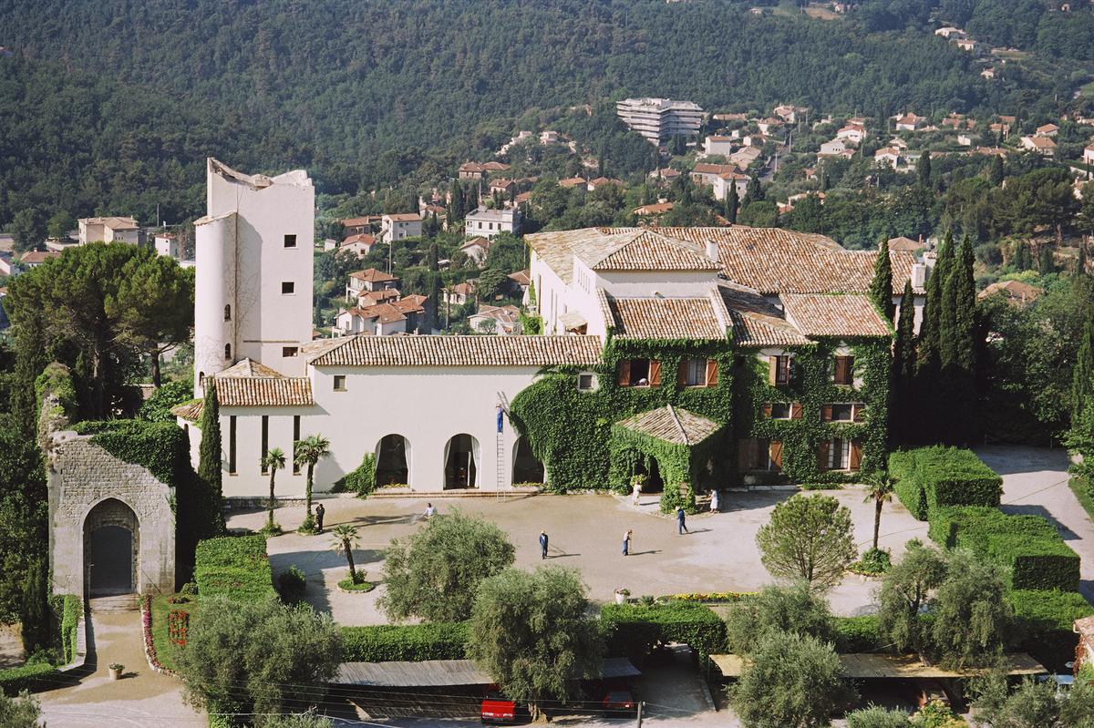 Slim Aarons Limited Estate Edition Chateau Saint-Martin

The Chateau Saint-Martin, a luxury hotel in Vence on the Cote d'Azur, France, 1986. The building was once a Commanderie of the Knights Templar, dating back to the 12th century.

Paper Size 