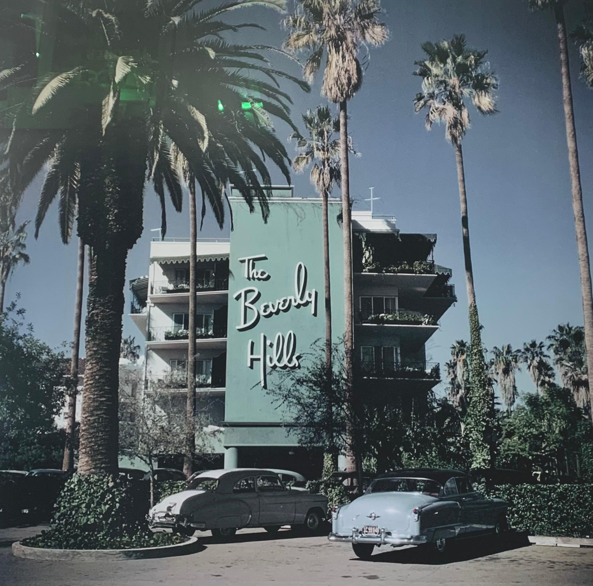 "Beverly Hills Hotel" von Slim Aarons 

Vor dem Beverly Hills Hotel am Sunset Boulevard in Kalifornien geparkte Autos, 1957. (Foto: Slim Aarons)

Slim Aarons (geboren als George Allen Aarons; 29. Oktober 1916 - 30. Mai 2006) war ein amerikanischer