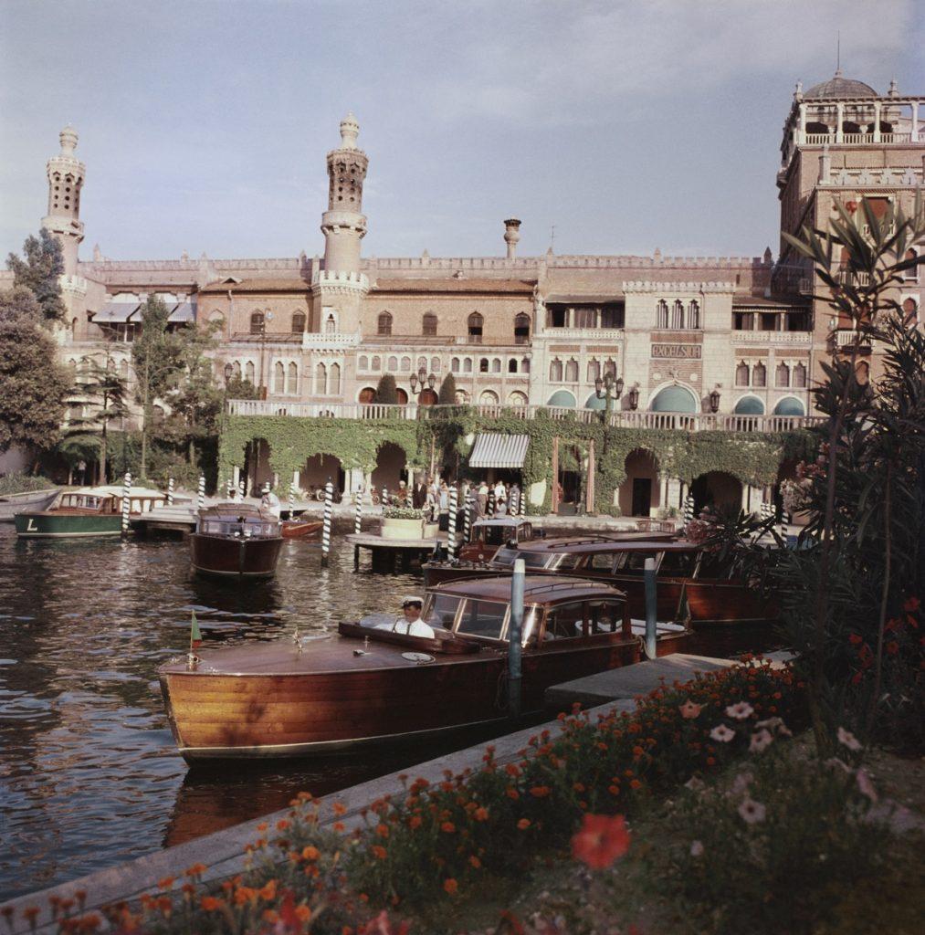 Bateaux avant l'Excelsior 1957

Slim Aarons Edition limitée estampillée Estate

Bateaux amarrés devant l'hôtel Excelsior sur le Lido de Venise, Italie, 1957. 

Produit à partir de la transparence originale
Certificat d'authenticité fourni 
Archives
