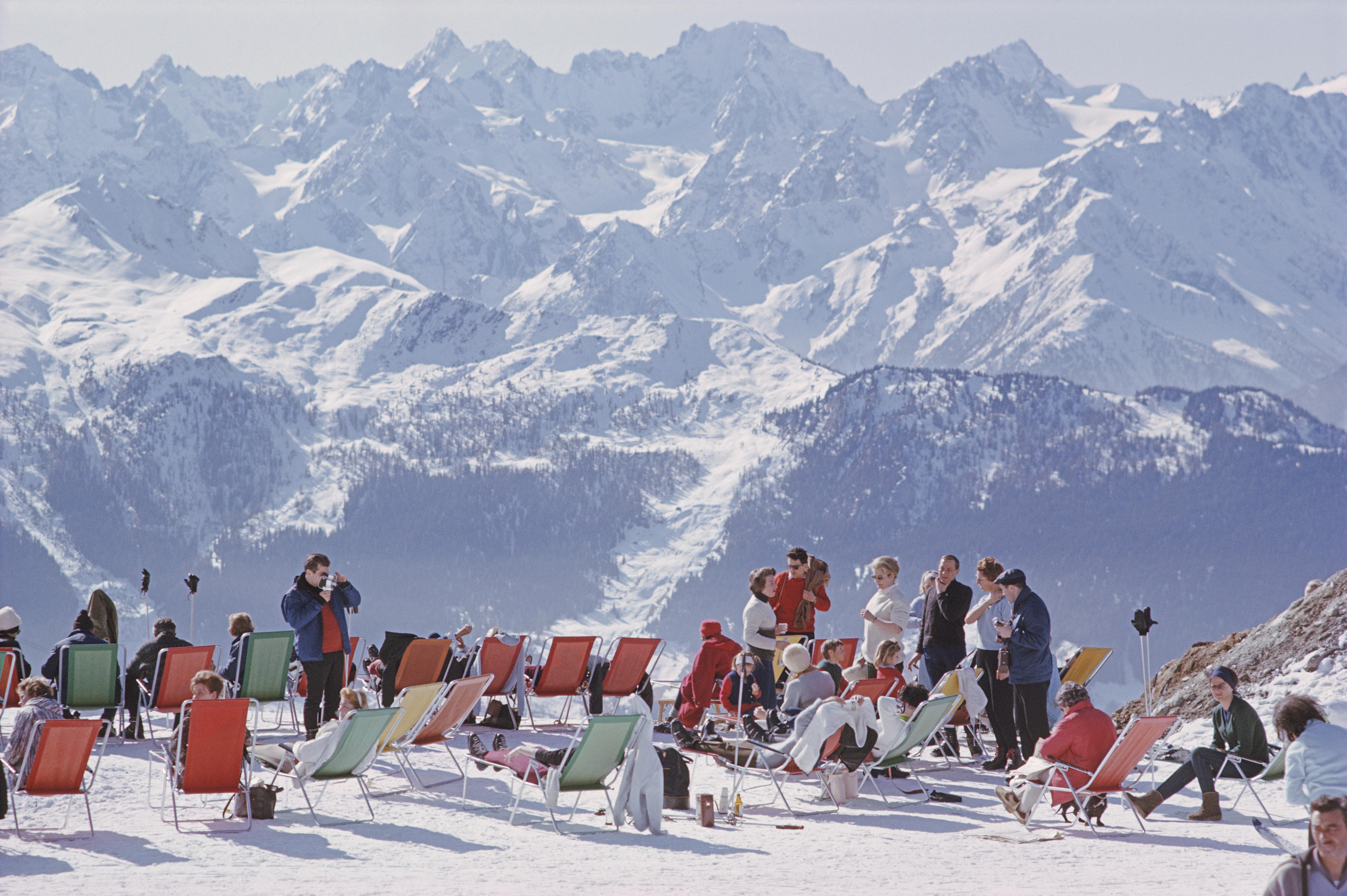 Slim Aarons
Farniente à Verbier
1964 (imprimé plus tard)
C imprimé 
Édition de 150 exemplaires, numérotée et tamponnée par le domaine. 
avec certificat d'authenticité

Vacanciers dans des chaises longues sur les pistes à Gstaad, Suisse, mars 1961.