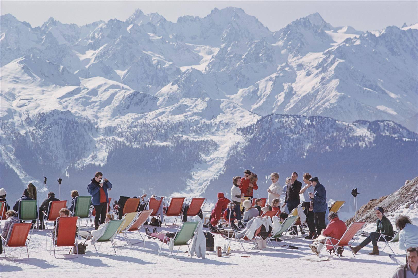Lounging In Verbier" de Slim Aarons

Vacanciers dans des chaises longues sur les pistes de Verbier, Suisse, février 1964.

Cette photographie incarne le voyage, le style de vie et le glamour des personnes riches et célèbres de l'époque, ainsi que