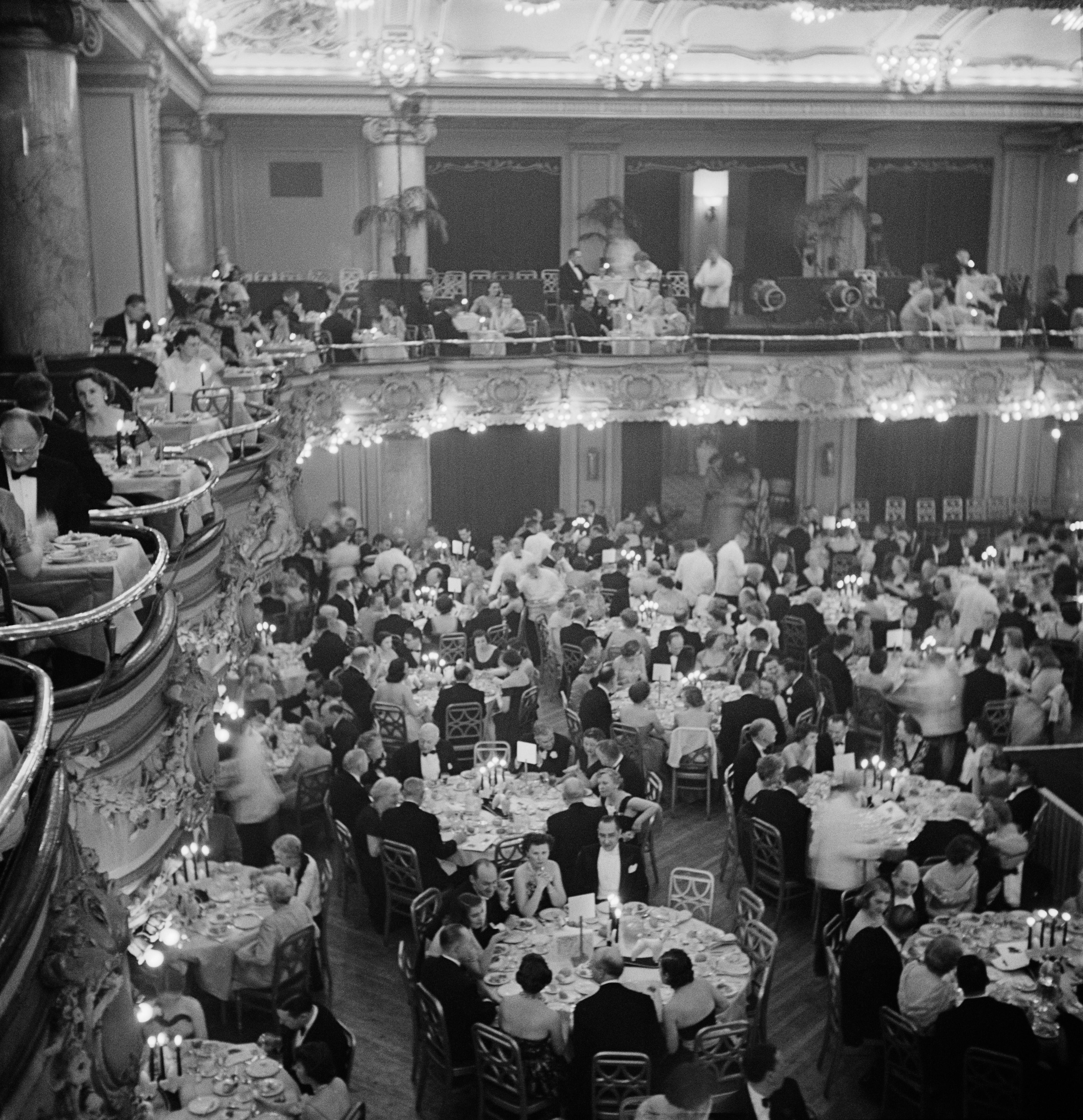 Luxury Dining" 1955 Slim Aarons Limited Estate Edition
Gäste in einem großen Ballsaal während einer Modenschau, um 1955. 

Schlanker Aarons-Silbergelatine-Druck auf Faserbasis 
Später gedruckt 
Slim Aarons Estate Edition 
Hergestellt unter