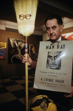 Slim Aarons „Man Ray in Paris“ Moderne Fotografie der Mitte des Jahrhunderts