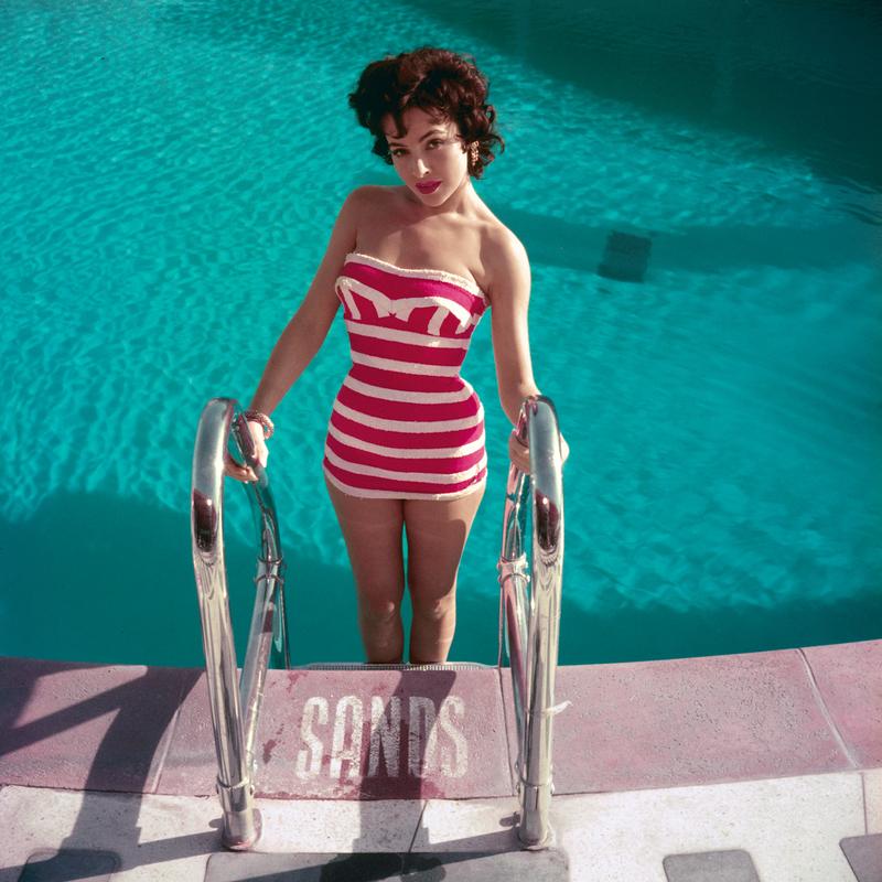 Mara Lane 1954 Slim Aarons 

Limitierte Auflage des Nachlassstempeldrucks

Die österreichische Schauspielerin Mara Lane posiert am Pool des Sands Hotel, Las Vegas, in einem rot-weiß gestreiften Badeanzug.

Hergestellt aus der
