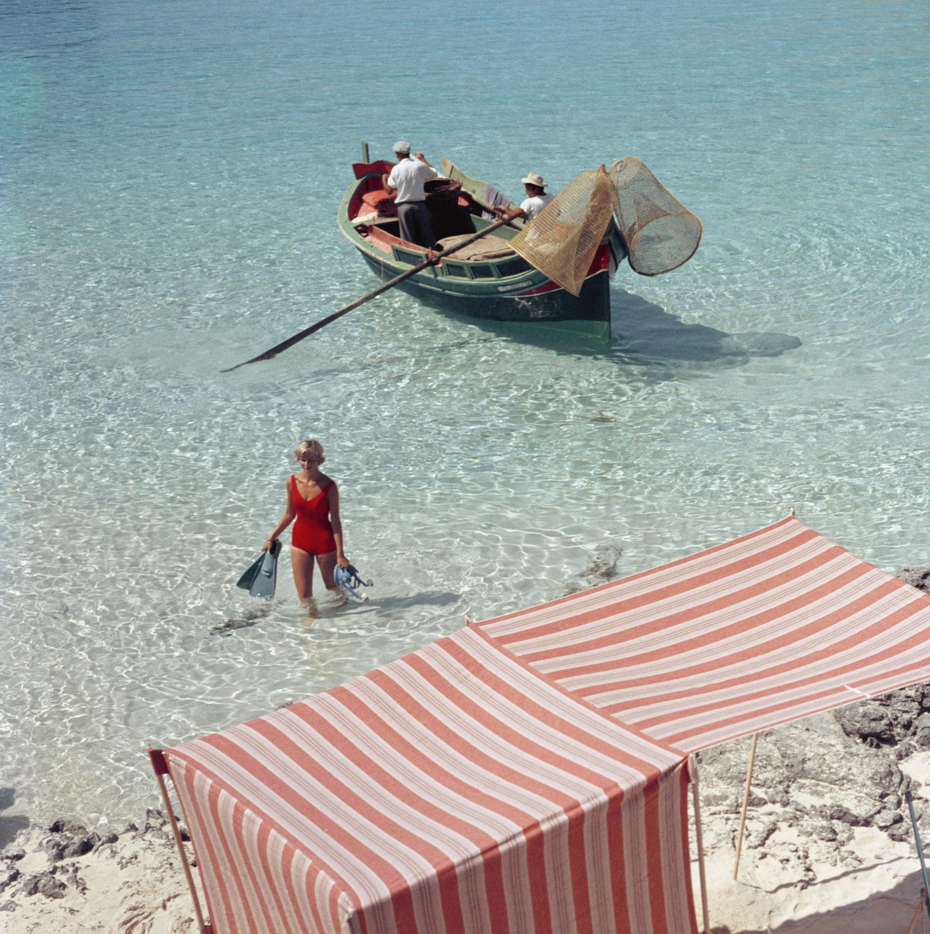 Marietine Birnie, Blue Lagoon, Malta, Nachlassausgabe, Porträtfotografie (Grau), Color Photograph, von Slim Aarons