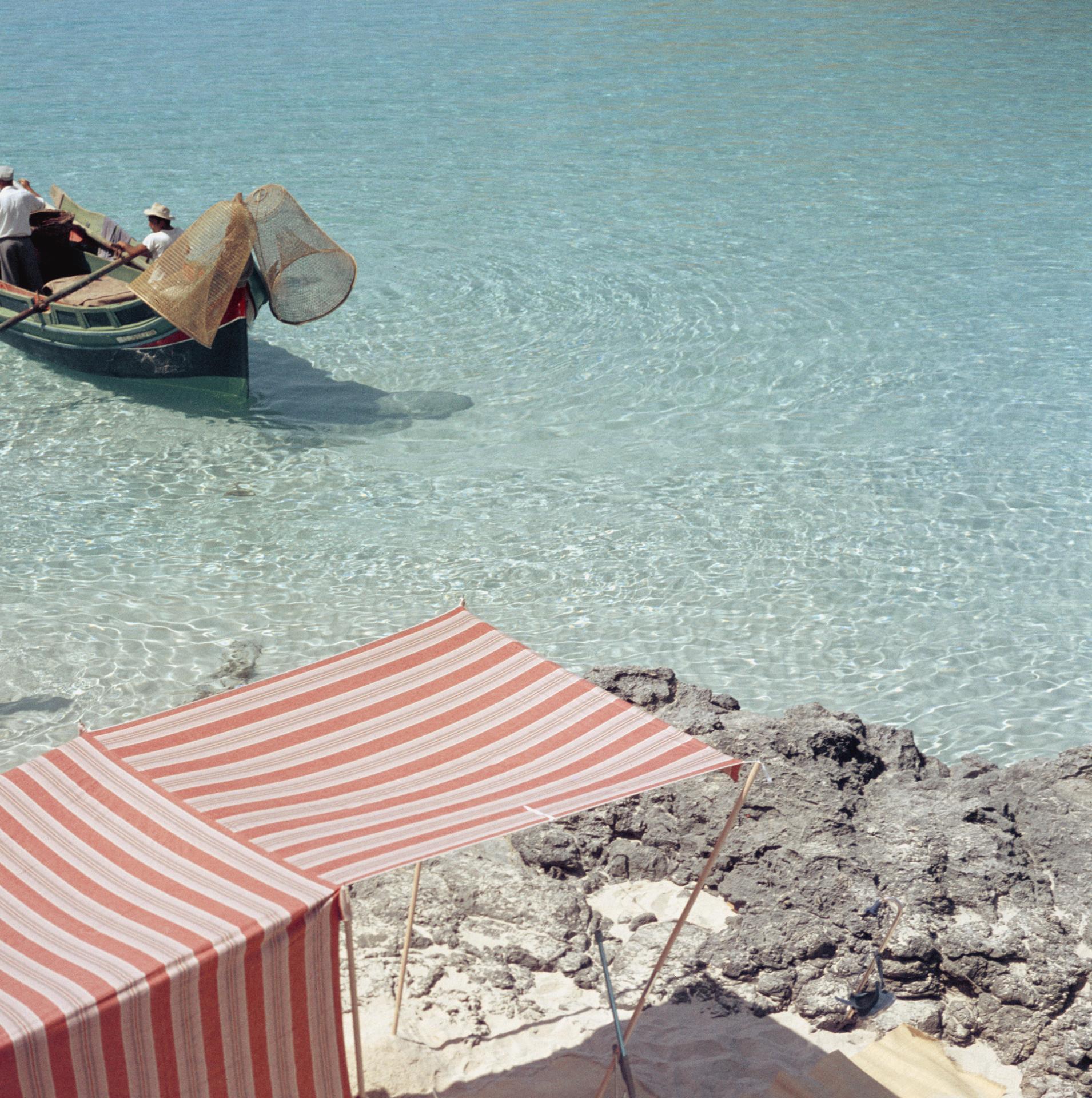 Dieses Porträtfoto aus den späten 1950er Jahren, aufgenommen vom Society-Fotografen Slim Aarons, zeigt Marietine Birnie beim Schnorcheln in der Blauen Lagune, Kemmuna (Comina), Malta, Juli 1959.

Dies ist eine nachlassgestempelte und handnummerierte