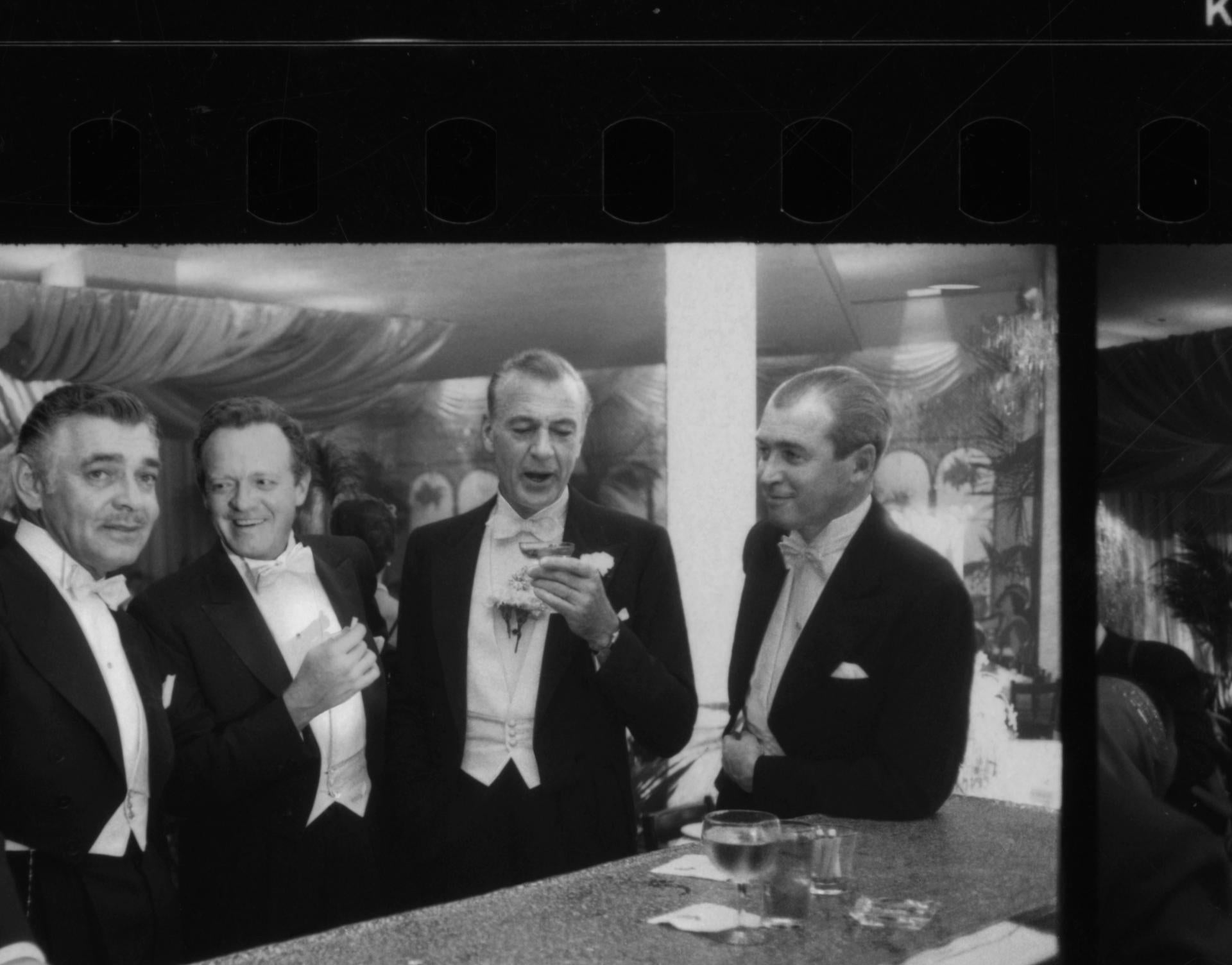Neues Jahr bei Romanoff's, Clark Gable, Van Heflin, Gary Cooper, James Stewart (Schwarz), Black and White Photograph, von Slim Aarons
