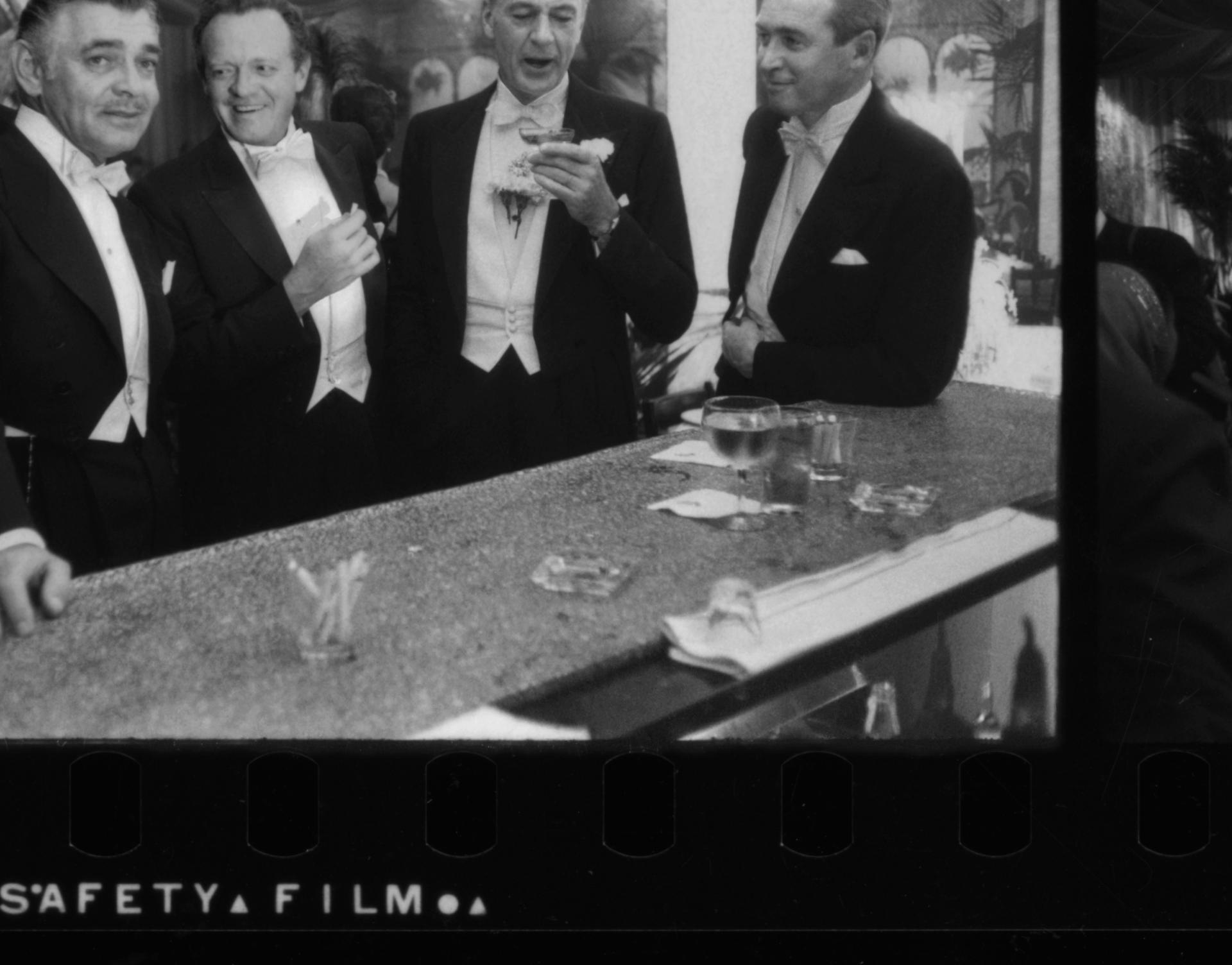 Die Filmstars (von links nach rechts) Clark Gable (1901 - 1960), Van Heflin (1910 - 1971), Gary Cooper (1901 - 1961) und James Stewart (1908 - 1997) amüsieren sich bei einer Neujahrsparty im Romanoff's in Beverly Hills. 

Neujahr im