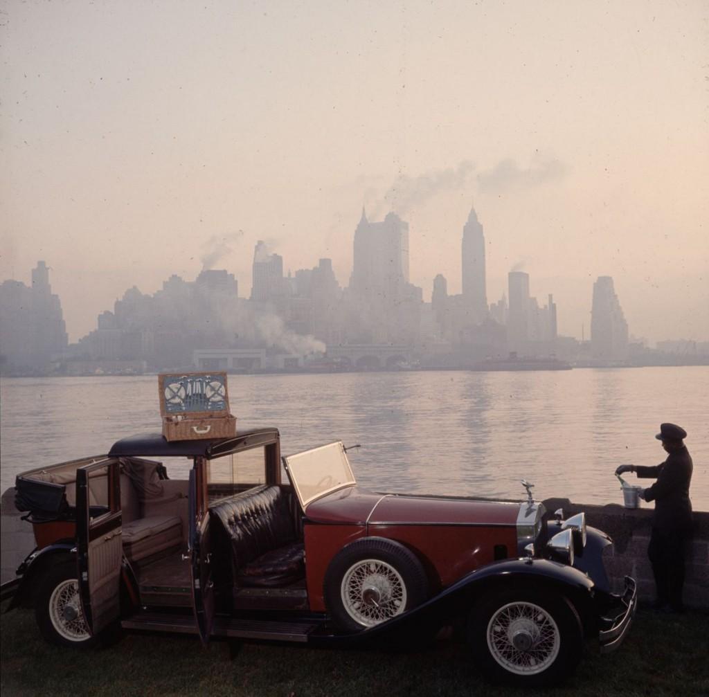 Slim Aarons Nachlass gestempelt - New York Picknick 1952

Limitierte Auflage des Nachlassstempeldrucks

 Ein Chauffeur packt einen Picknickkorb aus einem Rolls Royce aus, vor der Skyline von New York. 1952

Hergestellt aus der