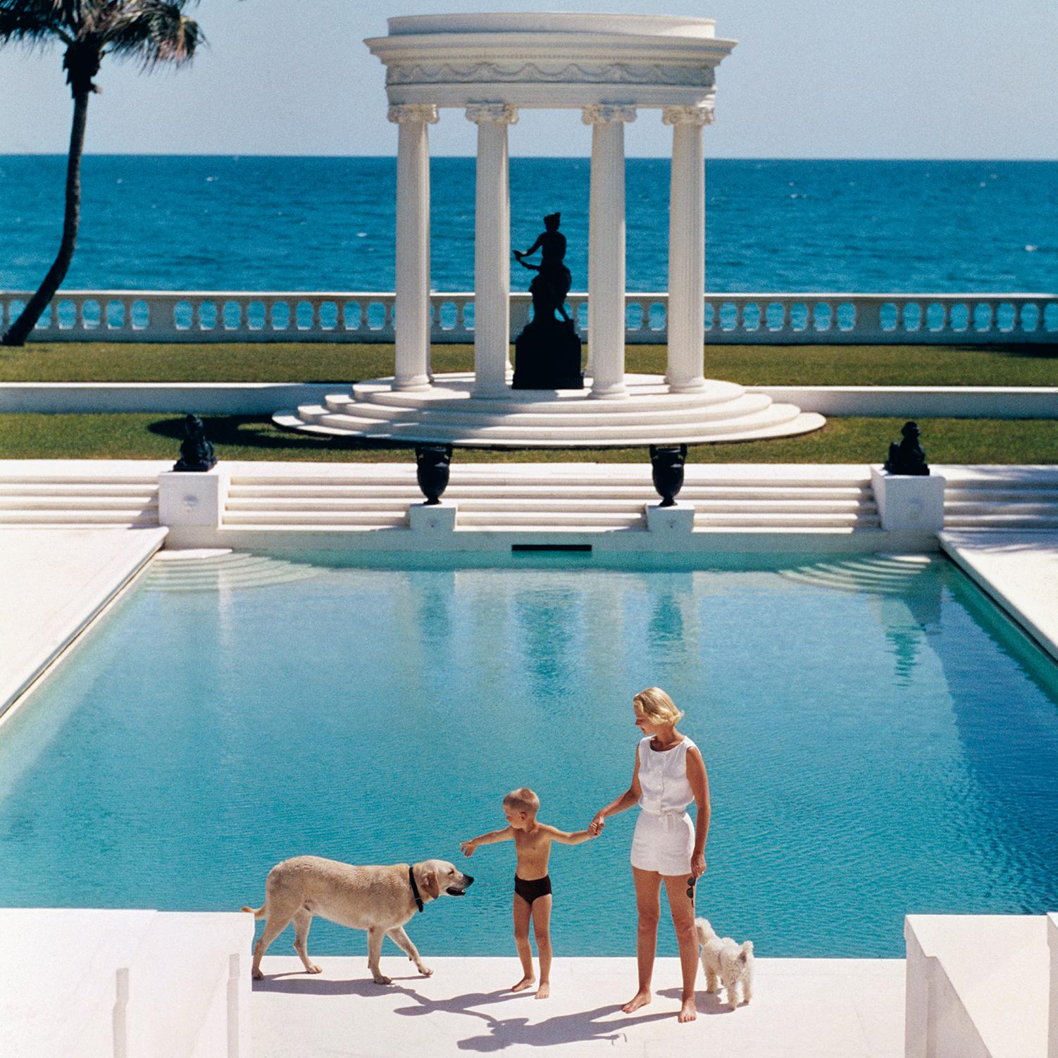 Amerikanischer Schriftsteller C.Z. Gast (Frau F.C. Winston Guest, 1920 - 2003) und ihr Sohn Alexander Michael Douglas Dudley Guest vor ihrem griechischen Tempelpool auf dem am Meer gelegenen Anwesen Villa Artemis in Palm Beach.

40 x 40