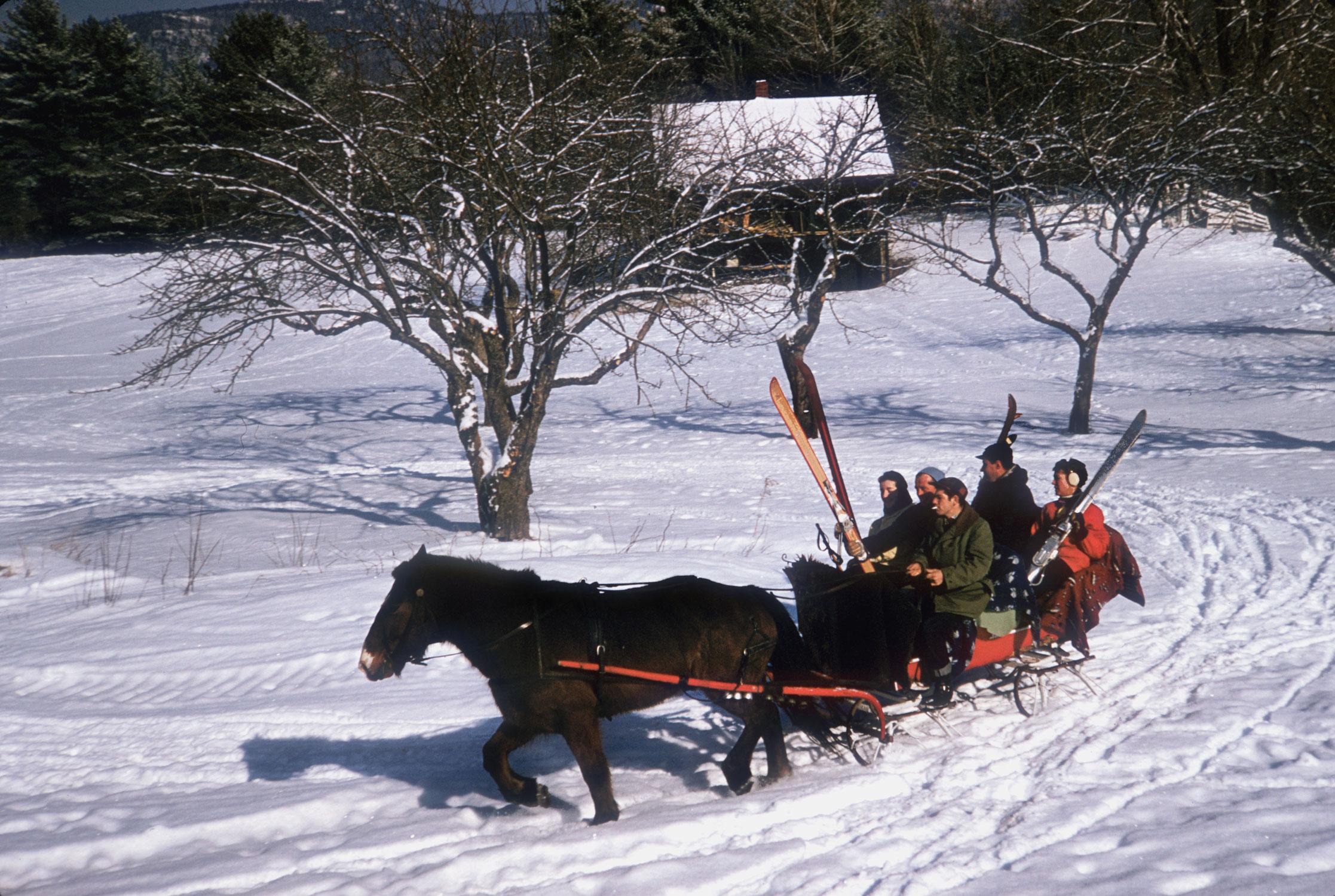 Slim Aarons
Skiers At Sugarbush
1955 (printed later)
C print 
Estate stamped and numbered edition of 150 
with Certificate of authenticity

1955, An open sleigh taking skiers to Cranmore Mountain, New Hampshire, USA. (Photo by Slim Aarons/Getty