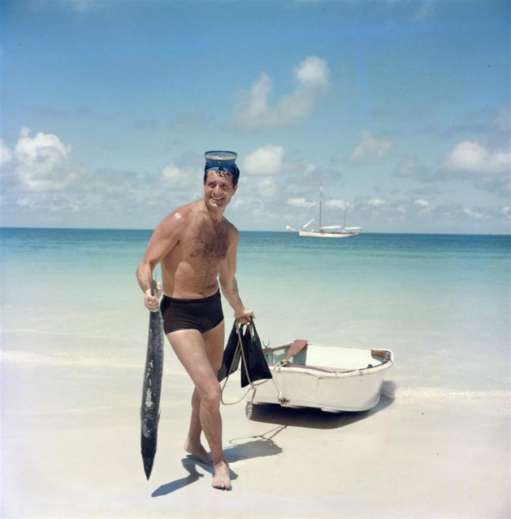 Slim Aarons - O'Brians Catch - Estate Stamped 

Édition limitée estampillée (taille d'édition 1/150). L'acteur américain Hughes revient sur la plage avec un poisson après une expédition de plongée en apnée, Antigua dans les Antilles, 1961.

Cette