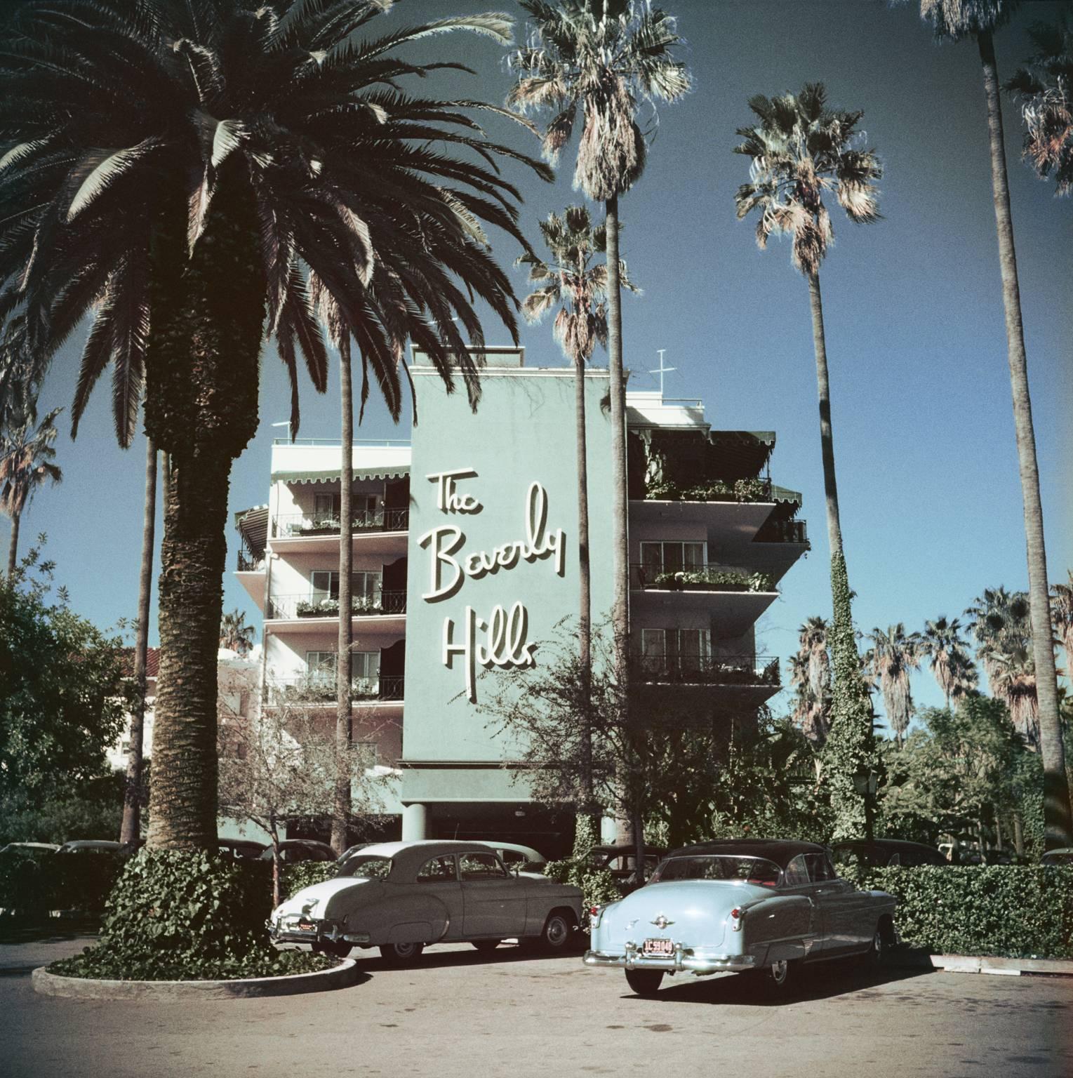Hôtel Beverly Hills par Slim Aarons

De belles voitures des années 1950 garées devant l'emblématique hôtel Beverly Hills sur Sunset Boulevard en Californie, 1957. 

Typiquement "Slim", cette photographie incarne l'élégance du voyage, le style