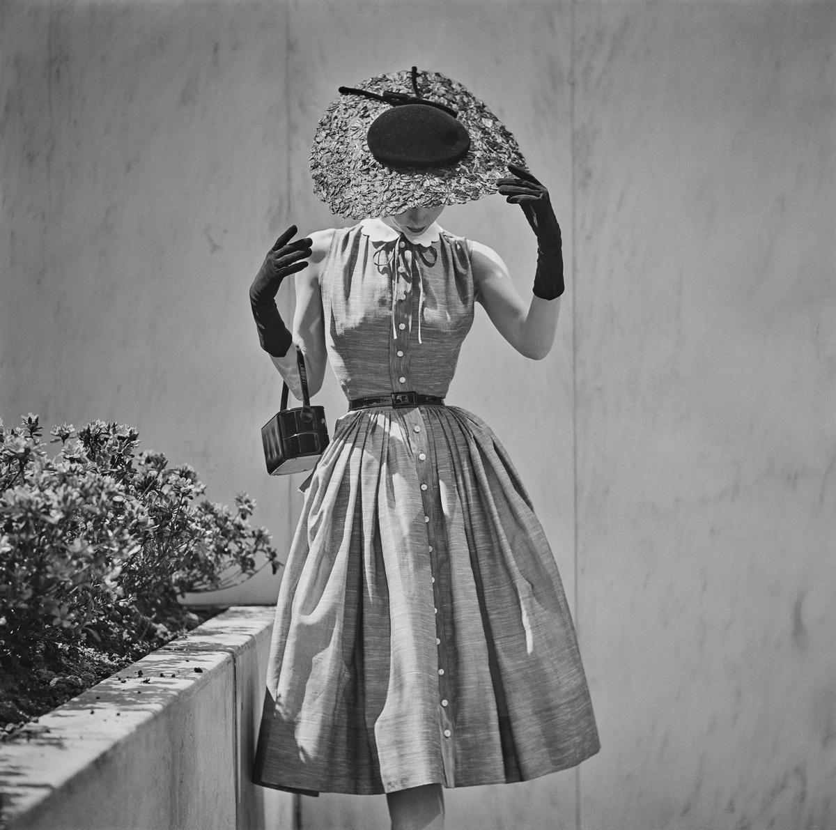 Eine junge Frau modelliert ein Outfit für einen Saks Fifth Avenue-Katalog, ca. 1955. 
Foto von Slim Aarons 

Schlanker Aarons-Silbergelatine-Druck auf Faserbasis 
Später gedruckt 
Slim Aarons Estate Edition 
Hergestellt unter Verwendung des einzigen