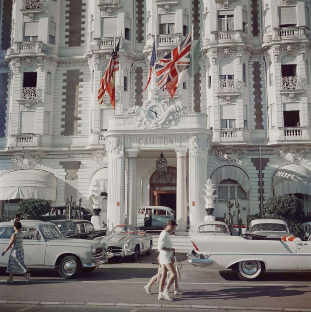 Hotel Carlton

L'ingresso dell'Hotel Carlton, Cannes, Francia, 1958.

40 x 40" pollici / 101 x 101 cm  formato carta 
 
Collection'S con francobollo di proprietà in edizione limitata a 150 pezzi 

Foto di Slim Aarons

Stampato nel 2025

Limitato a