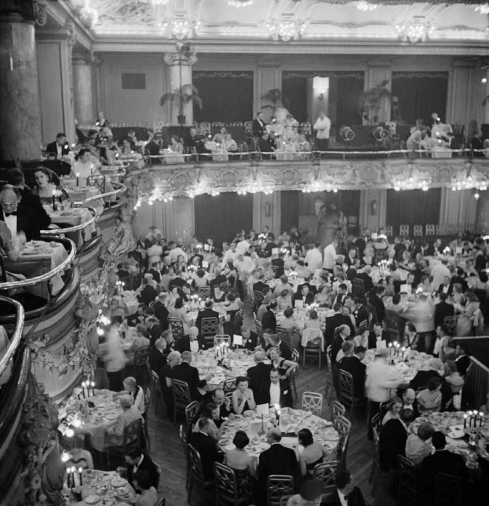 Luxury Dining

Diners in a grand ballroom during a fashion show, circa 1955. 

Paper size 40 x 40" inches / 101 x 101 cm 
 
Estate Stamped Collection Edition to 150 

Photo by Slim Aarons

Printed in 2025

Limited to 150 prints only (regardless of