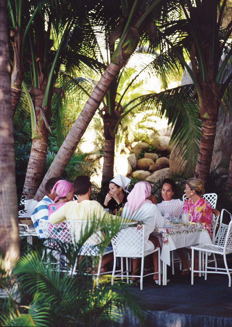 Oberon's Mittagessen

Filmstar Merle Oberon und Gäste beim Mittagessen in ihrer Villa La Consentida in Acapulco. Der Stern ist der zweite von rechts, der in die Kamera schaut. Ca. 1966.

Slim Aarons Chromogenic C Druck 
Später gedruckt 
Slim Aarons