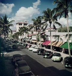 Slim Aarons - Impression officielle de la succession - Palm Beach Street 1953 - surdimensionnée