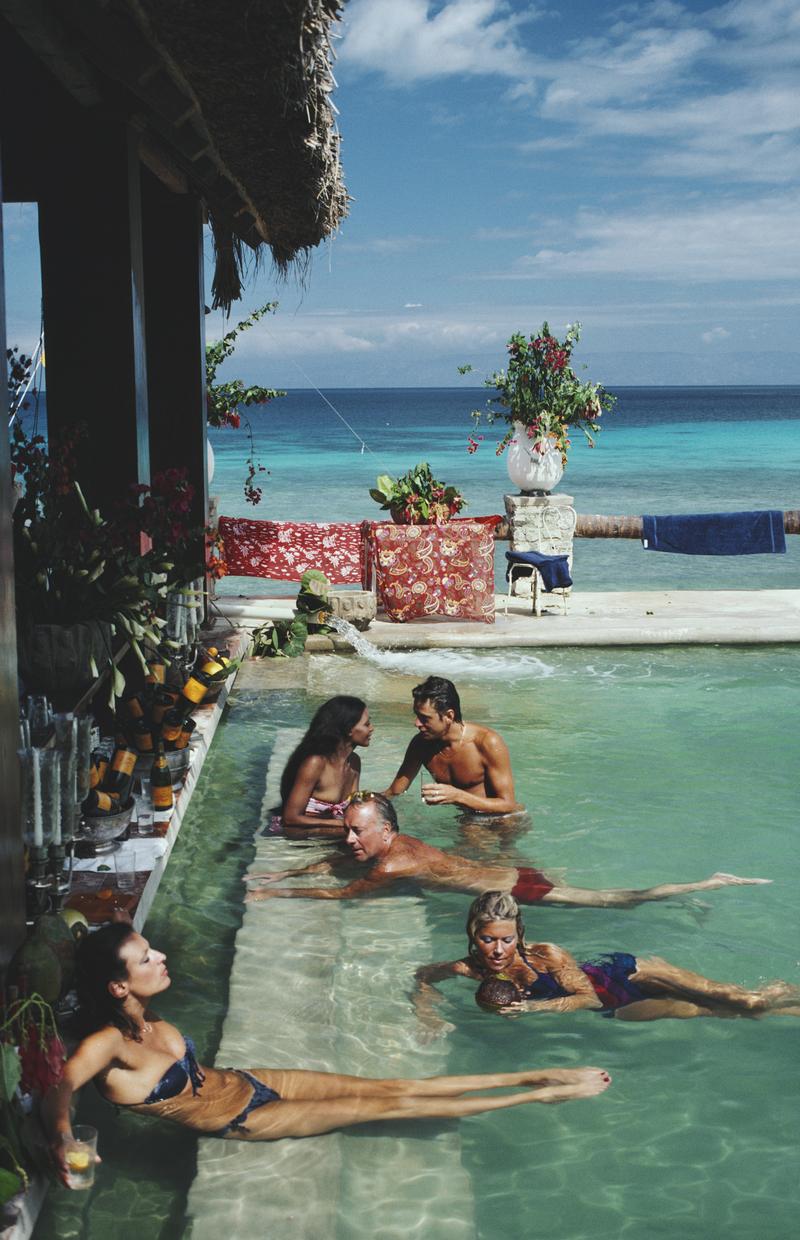 Piantagione Cocoyer

Persone che si rilassano nel bar della Plantation Cocoyer, Cocoyer Beach, Haiti, febbraio 1981.

Stampa cromogenica C di Slim Aarons 
Stampato in seguito 
Edizione Slim Aarons Estate 
Realizzato utilizzando l'unica trasparenza o
