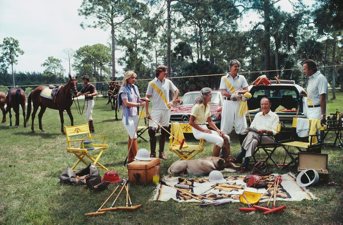 Schlanke Aarons Estate Print - Polo Party - Übergröße

Paul Butler, Patriarch einer der bedeutendsten amerikanischen Polofamilien, mit seinem Sohn, seiner Tochter, seinen Enkeln und seinem Schwiegersohn, Palm Beach, April 1981. Von links nach
