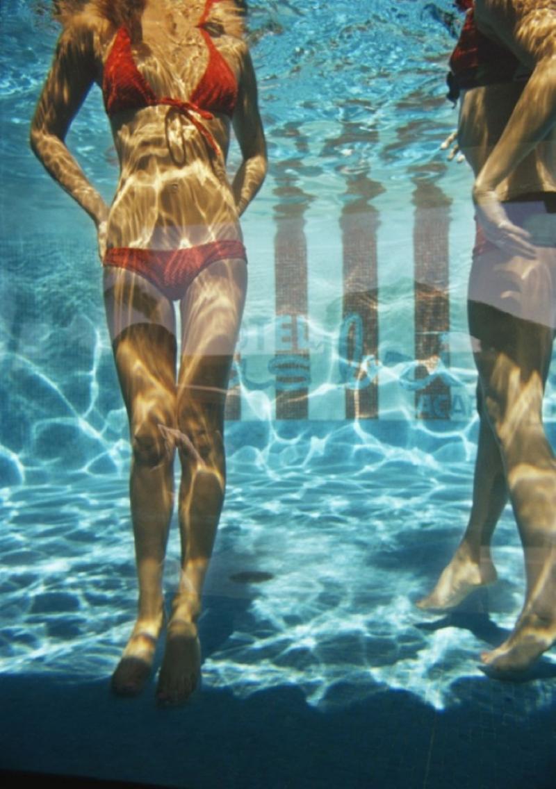 Slim Aarons Figurative Photograph – offizieller Nachlassdruck von Aarons – Pool in Las Brisas 