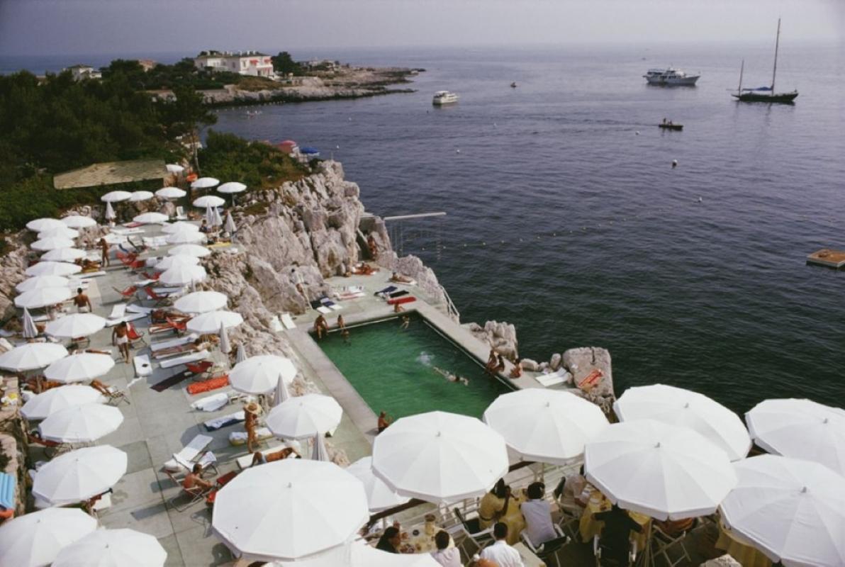 Piscina sul mare

Ospiti intorno alla piscina dell'Hotel du Cap Eden-Roc, Antibes, Francia, agosto 1969. 

30 x 20" pollici / 76 x 51 cm  formato carta 
 
Collection'S con francobollo di proprietà in edizione limitata a 150 pezzi 

Foto di Slim