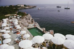 Stampa ufficiale di Slim Aarons - Pool By The Sea - Oversize 1969