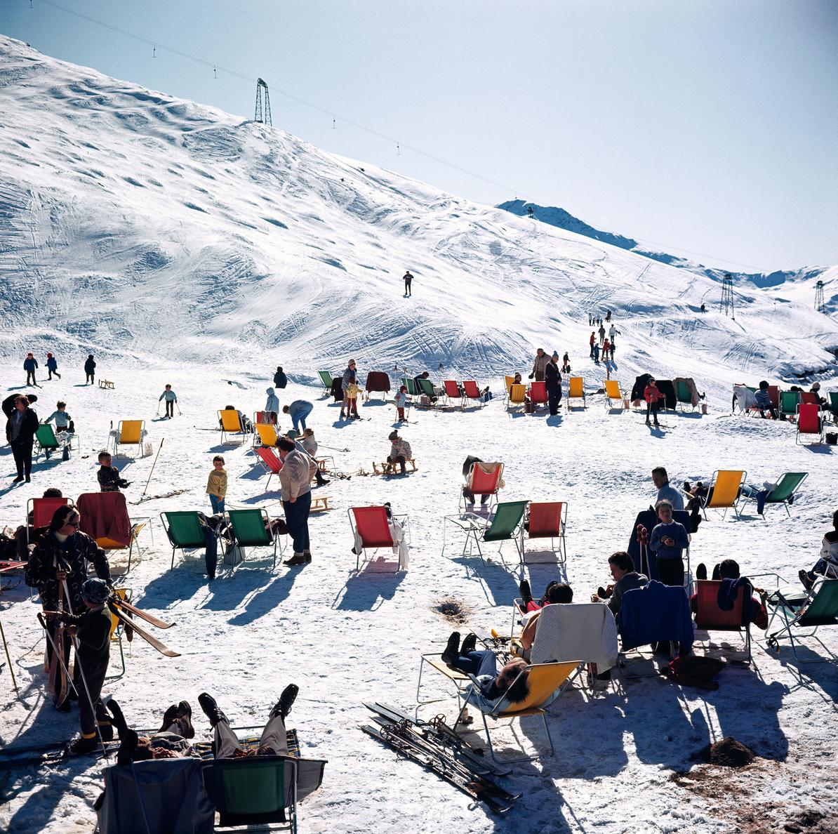 Sciatori a Verbier

Sciatori si rilassano sulle sedie a sdraio sulle piste di Verbier, in Svizzera. 

48x48" pollici / 122 x 122 cm formato carta 
 
Collection'S con francobollo di proprietà in edizione limitata a 150 pezzi 

Foto di Slim