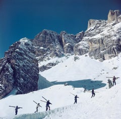 Estampa oficial de Slim Aarons - Subiendo a Cortina D'Ampezzo  - De gran tamaño