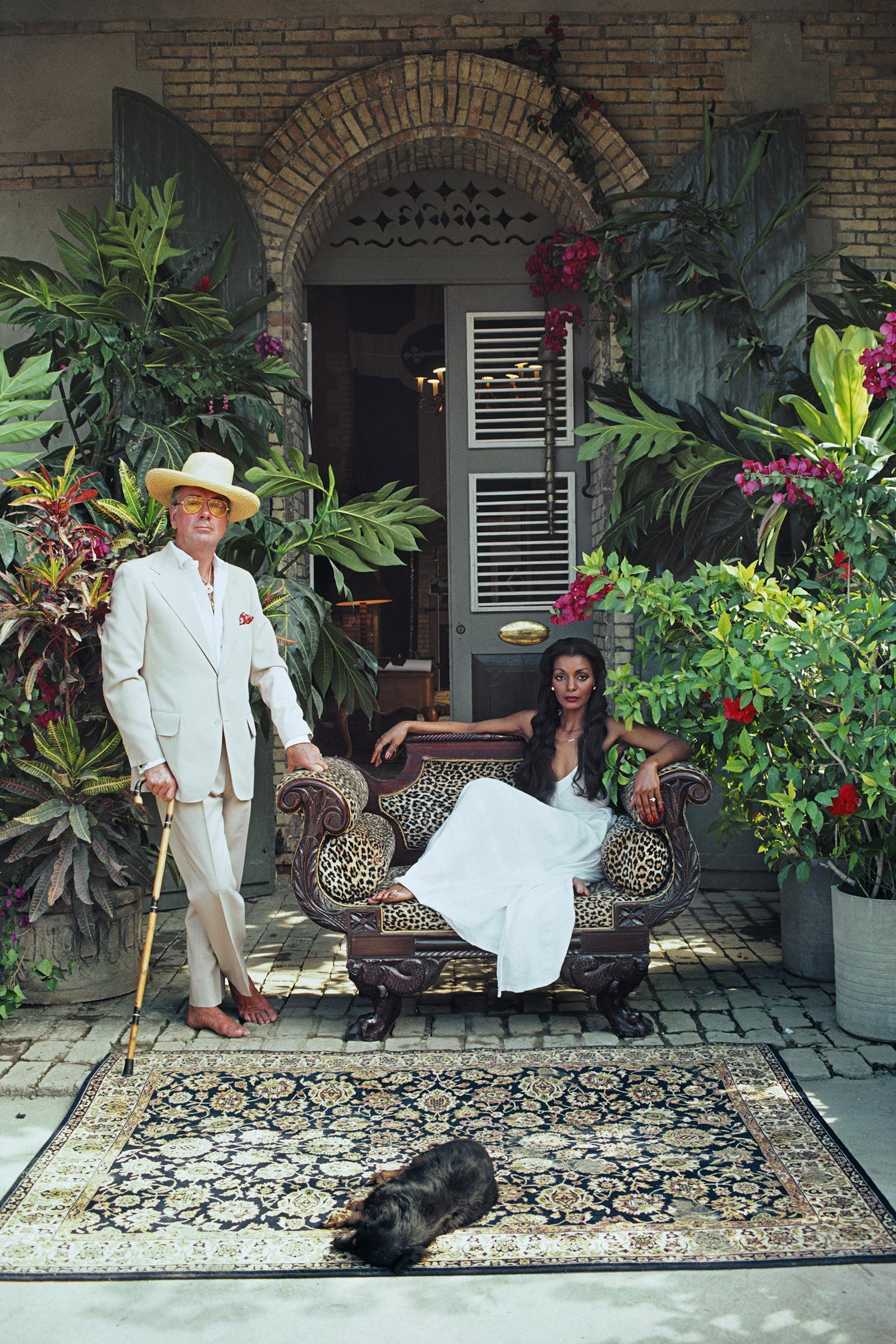 Slim Aarons, "Olivier Coquelin et Lahaina Kameha" Photographie moderne du milieu du siècle dernier