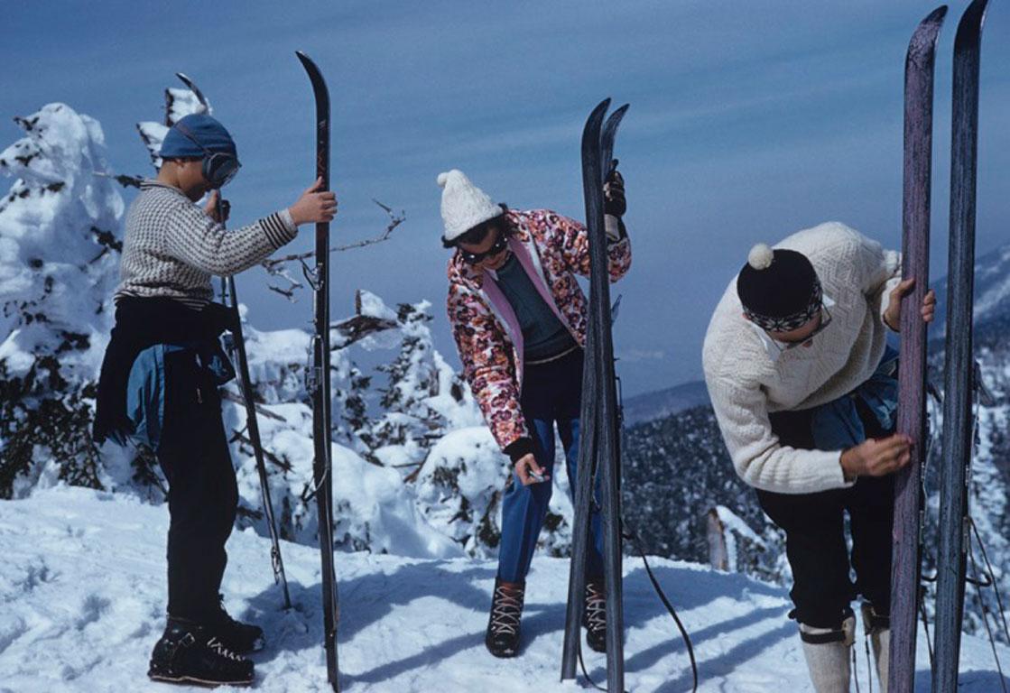 Auf den Pisten von Sugarbush, 1960
Chromogener Lambda-Druck
Nachlassauflage von 150 Stück

Drei Skifahrer inspizieren ihre Skier auf den Pisten des Sugarbush Mountain Skigebiets in Warren, Vermont, USA, um 1960. Das Sugarbush Resort ist eines der