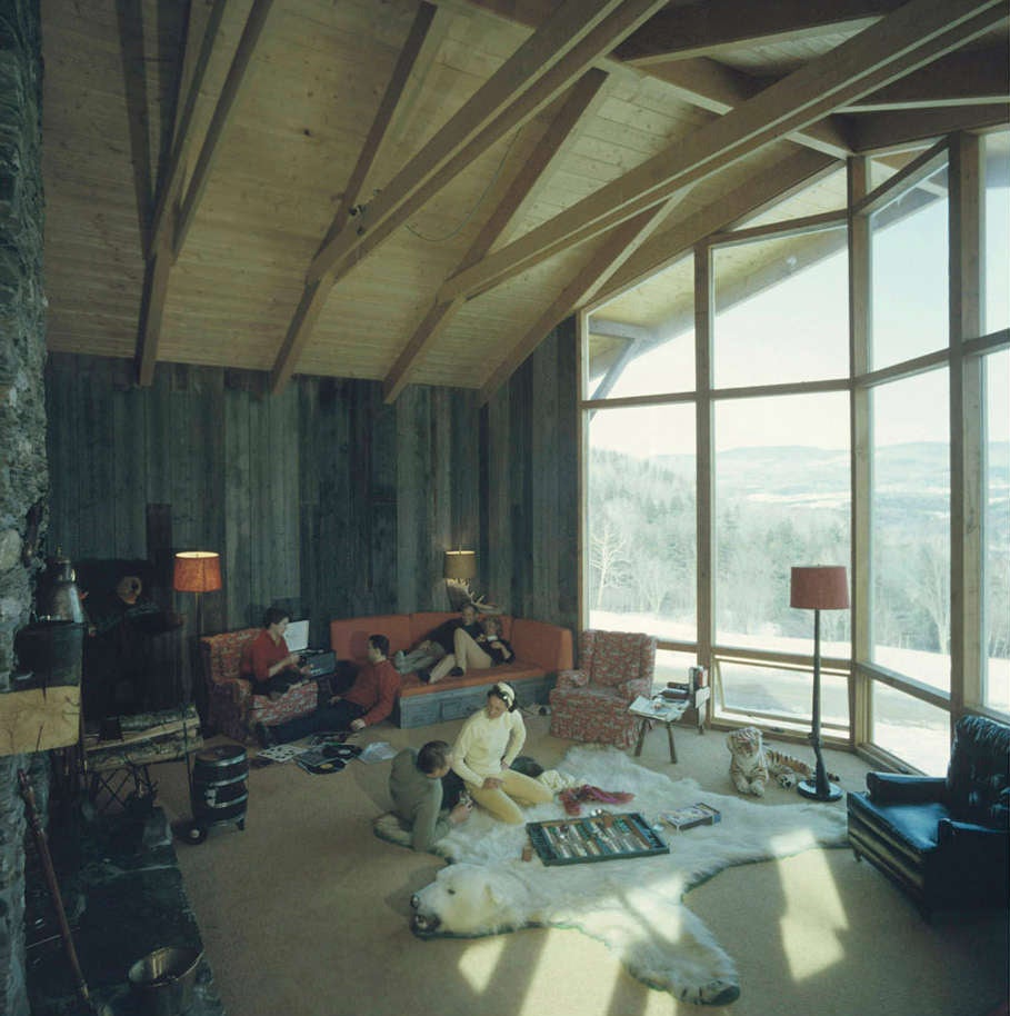 Slim Aarons
Sulle piste di Sugarbush
1960
Stampa C
Edizione stampata e numerata a mano di 150 esemplari con certificato di autenticità dell'azienda. 

Un gruppo di persone che si rilassano in uno chalet nella stazione sciistica di Sugarbush