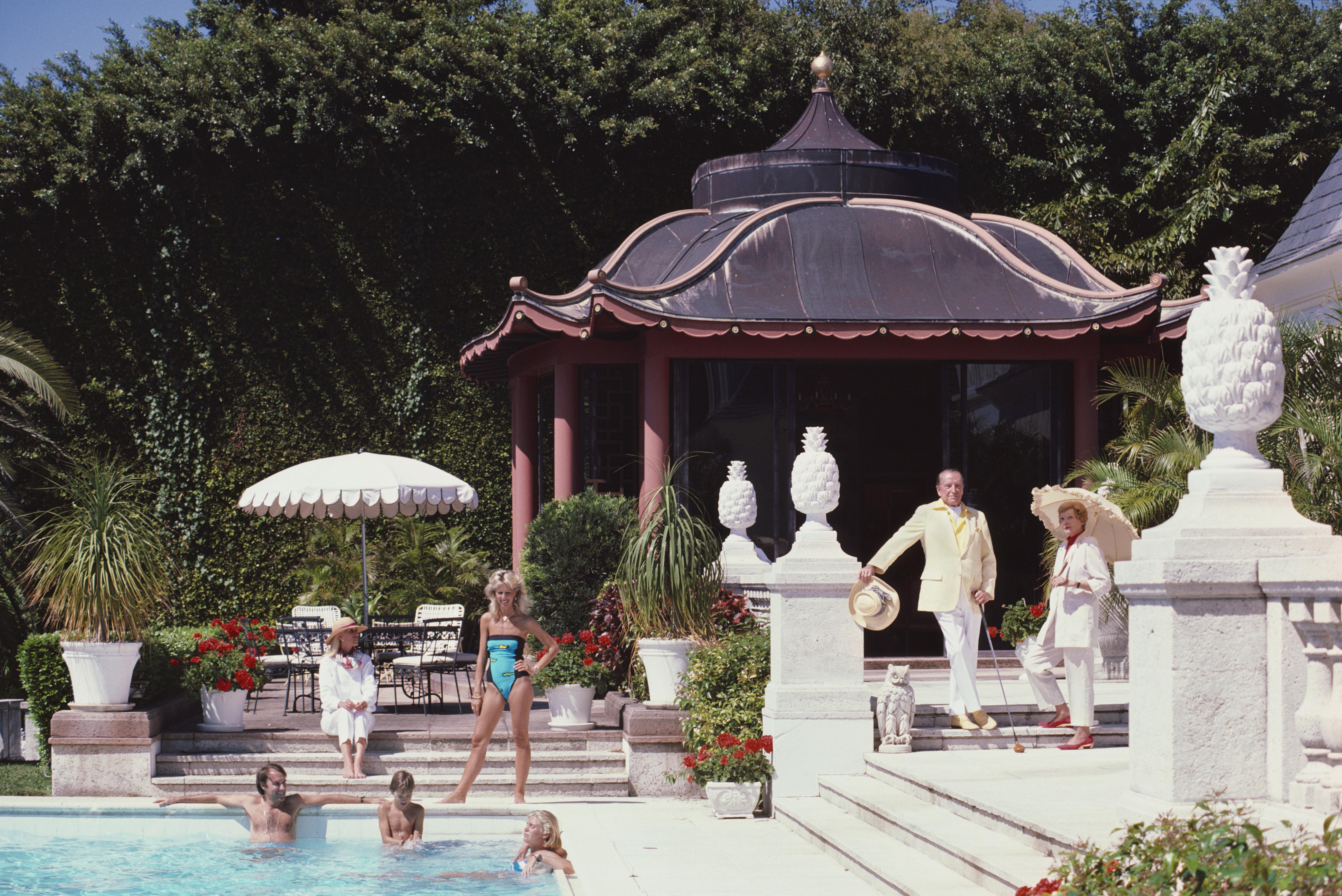 Eine Gruppe von Badegästen in einem Schwimmbad in Palm Beach, 1985. Dahinter befindet sich ein von John Volk entworfenes Poolhaus in Form einer chinesischen Pagode.

Schlanke Aarons
Pagode Poolhaus
Lambda-Druck
4 Größen verfügbar
Slim Aarons Estate