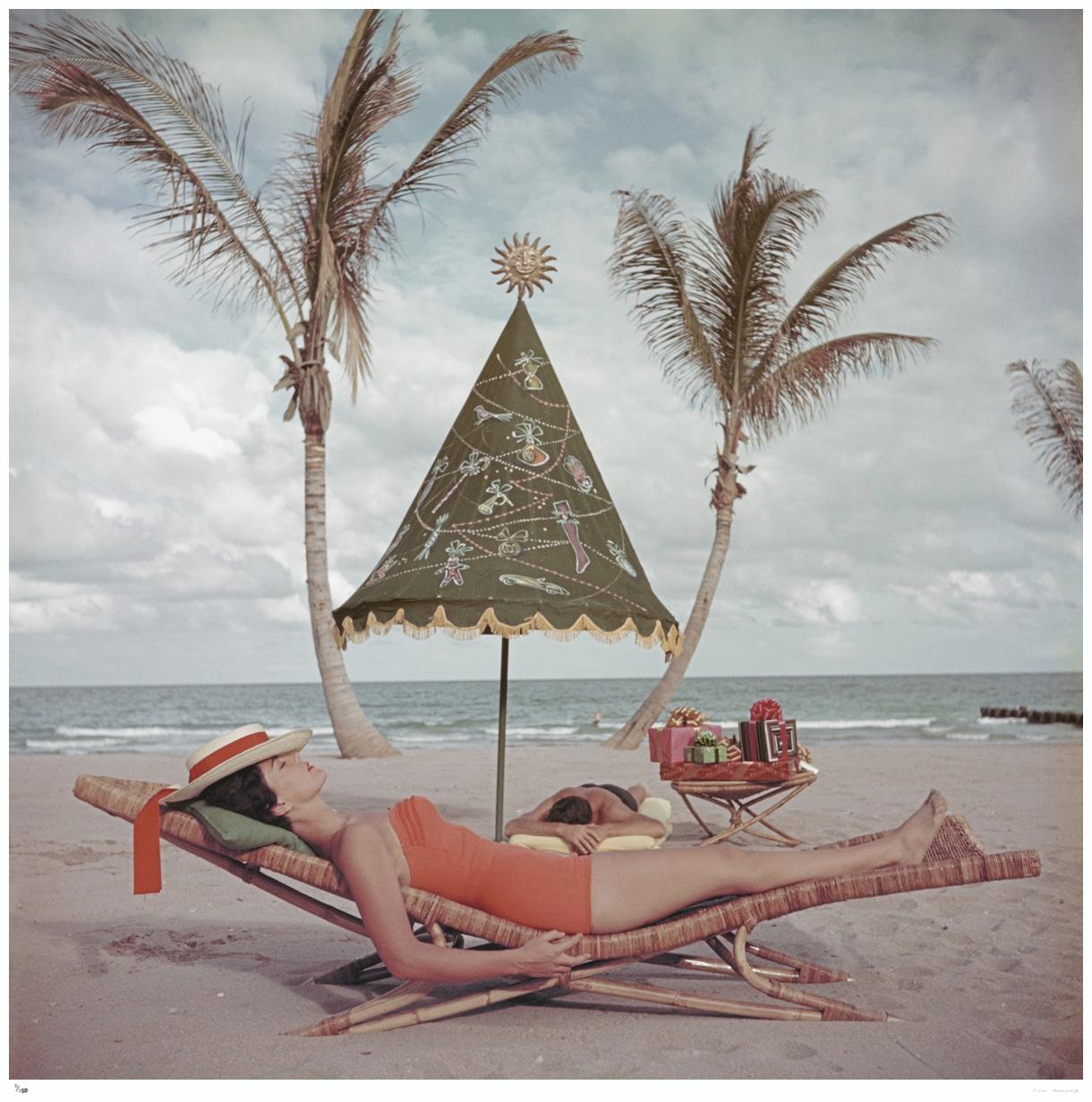 Slim Aarons 'Palm Beach Idyll' Edition estampillée Estate Stamped 
Un couple prend un bain de soleil au bord de la mer à Palm Beach Florida 1955 USA (Photo de Slim Aarons). 
Cette photographie incarne le style de voyage et le glamour des personnes