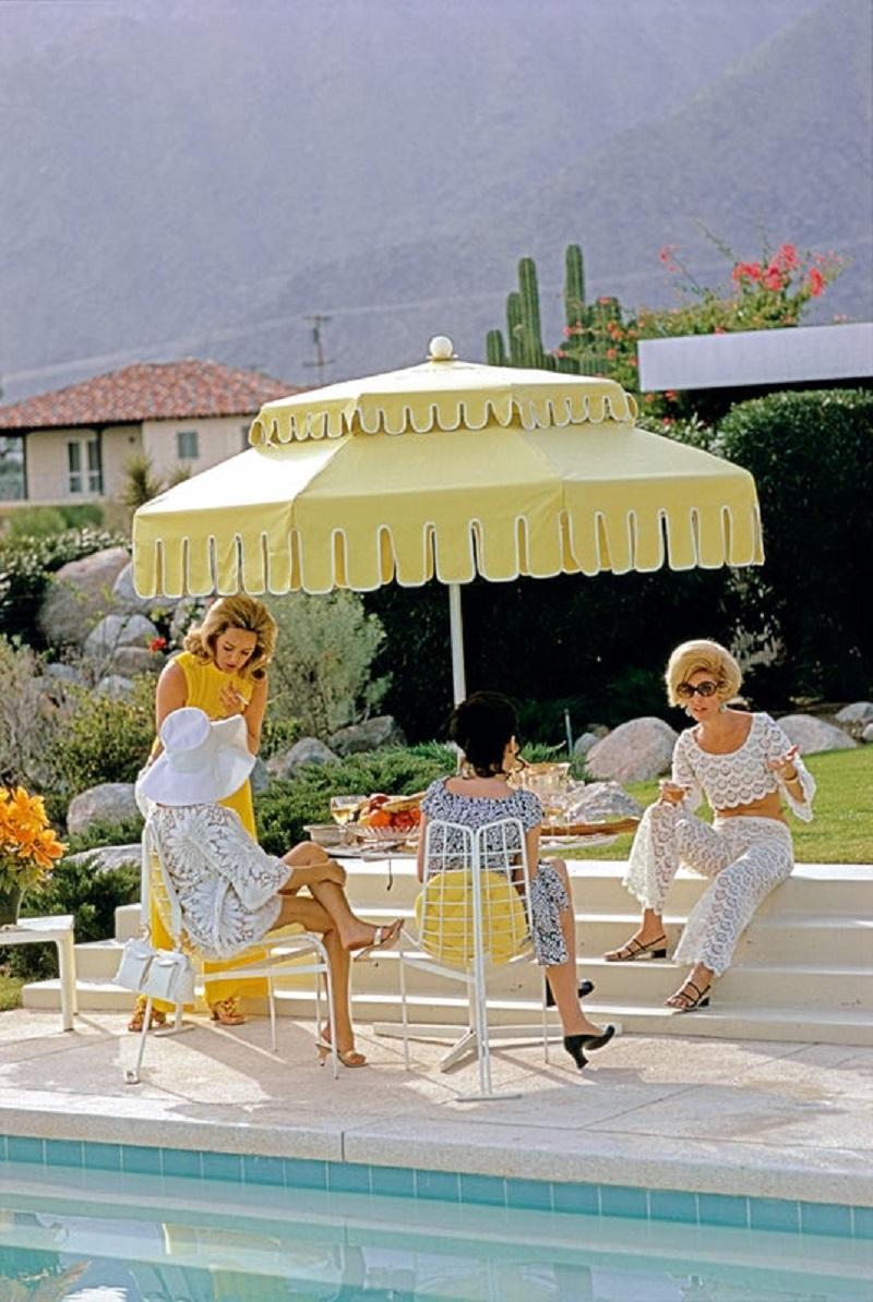 Das Leben in Palm Springs 

Nelda Linsk (links, in gelb), Ehefrau des Kunsthändlers Joseph Linsk, mit Gästen am Pool des Linsk'schen Wüstenhauses in Palm Springs, Januar 1970. Ganz links mit weißem Sonnenhut ist die Schauspielerin Lita Baron zu