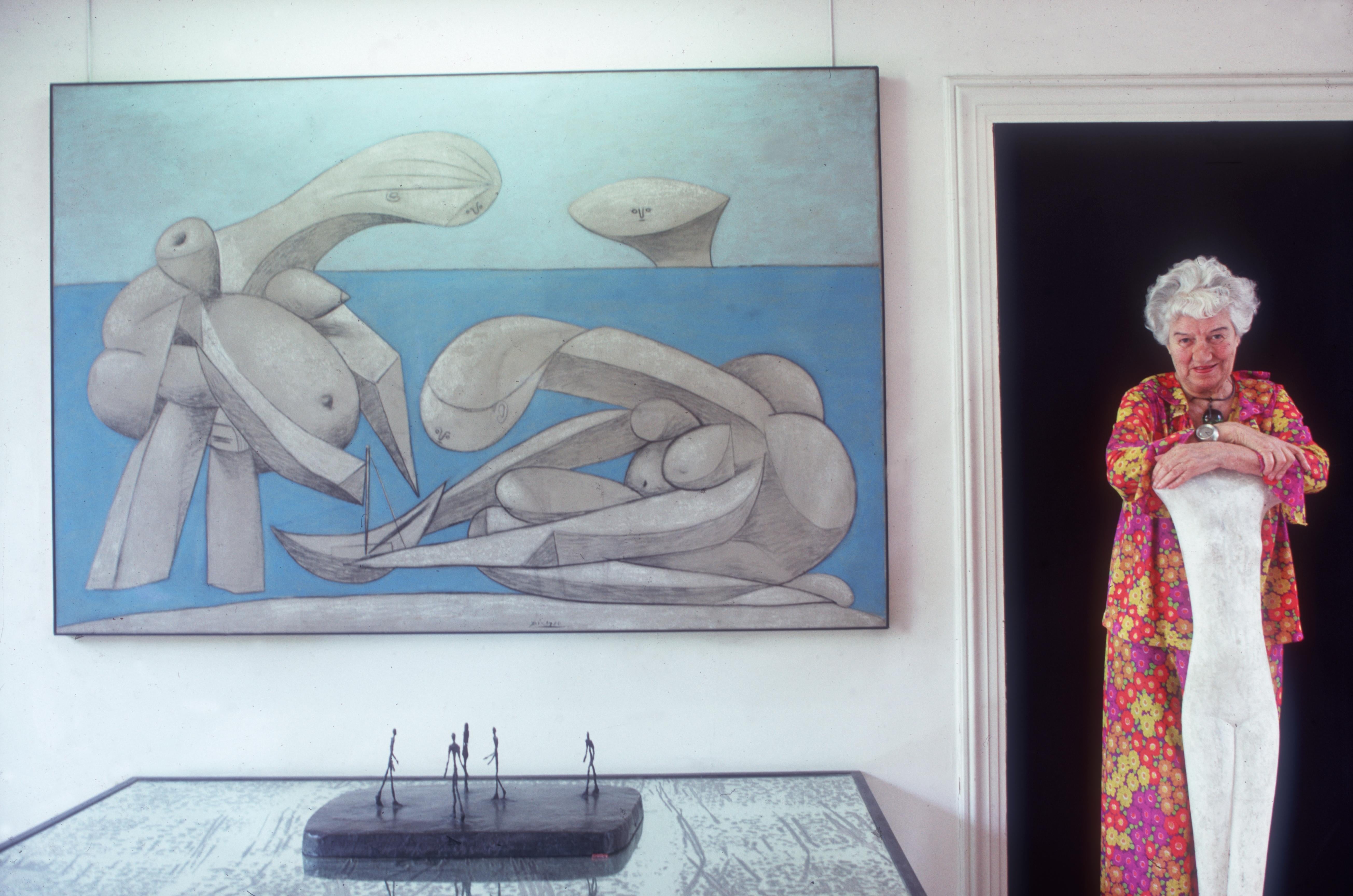 Septembre 1978 : Peggy Guggenheim (1898 - 1979) au Palazzo Venier Dei Leoni, à Venise. Le palais abrite sa collection d'art privée, dont le tableau "Sur la plage" de Picasso, que l'on voit à gauche. 

Édition de 150 exemplaires numérotés à la main