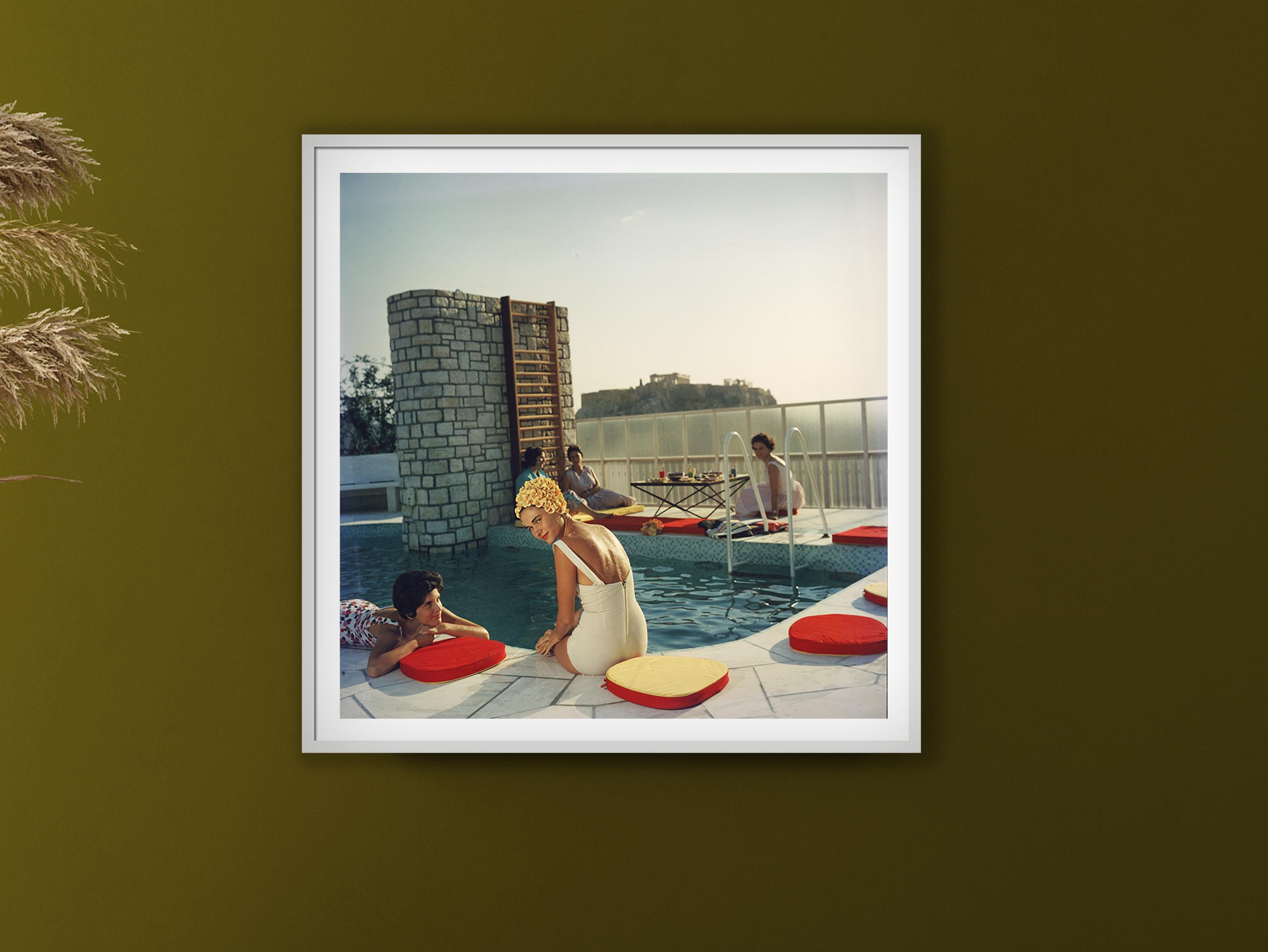 Piscina attico, Edizione Estate, Paesaggio a bordo piscina con Acropoli, Atene Grecia - Color Photograph Grigio di Slim Aarons