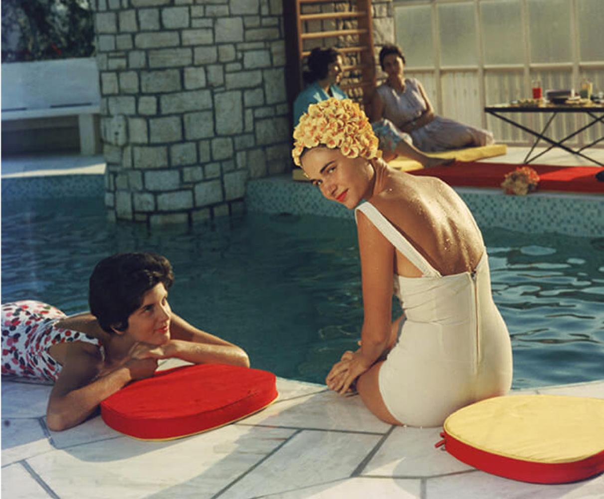 Penthouse-Pool, Nachlass-Ausgabe, Poollandschaft mit Acropolis, Athen, Griechenland – Photograph von Slim Aarons