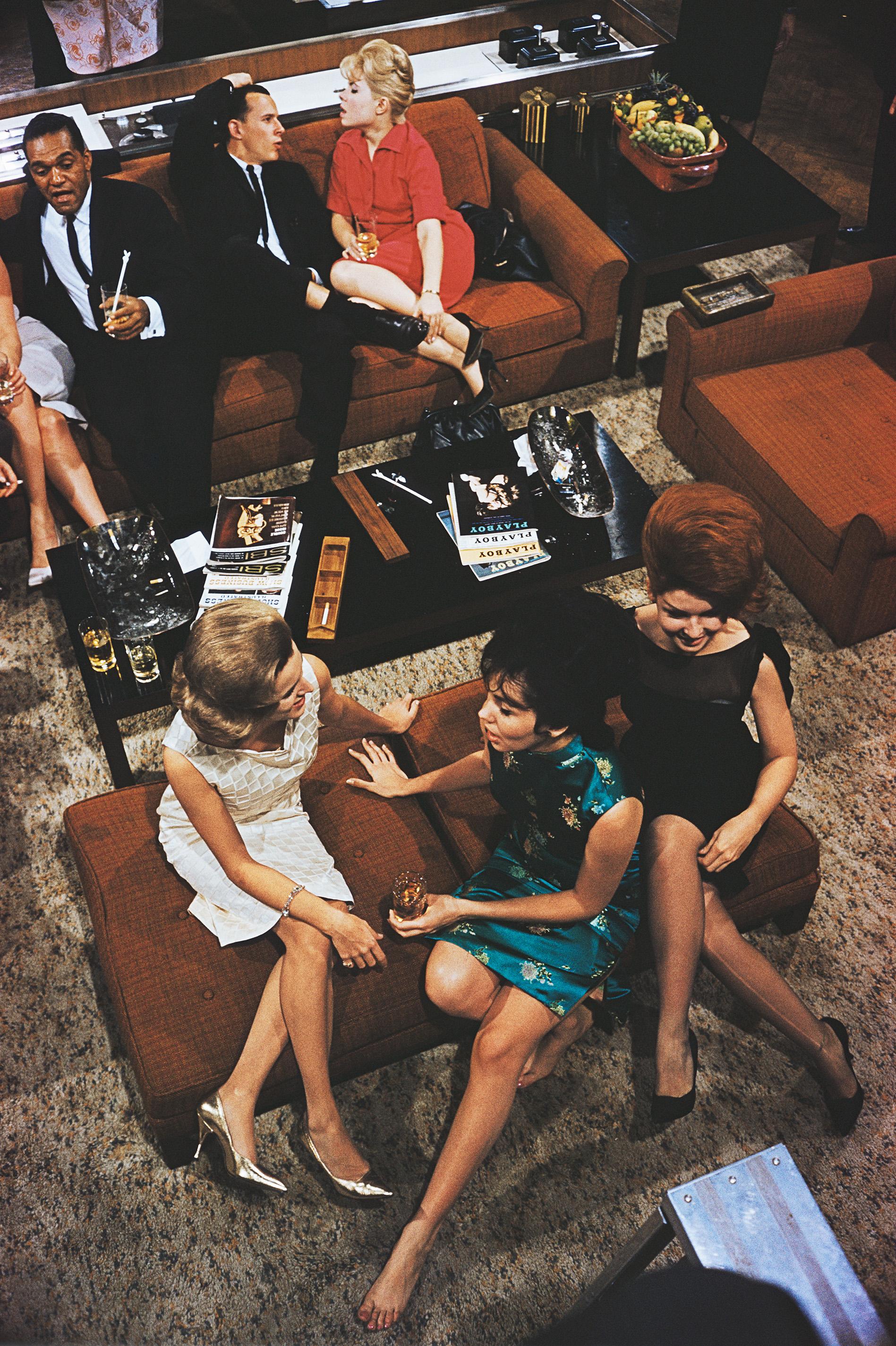 Invités de l'éditeur américain Hughes Hefner, décembre 1961. 

Slim Aarons
Soirée Playboy
1961 (imprimé ultérieurement)
C imprimé 
Édition de 150 exemplaires numérotés et estampillés par la succession 
avec certificat d'authenticité

Slim Aarons