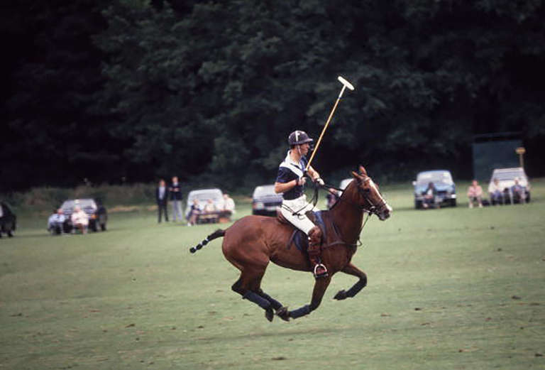 August 1985: Prinz Charles spielt Polo für die "Diables Blues" in Cowdray Park in Sussex.

Nachlassgestempelte und handnummerierte Auflage von 150 Stück mit Echtheitszertifikat des Nachlasses.   

Slim Aarons (1916-2006) arbeitete hauptsächlich für