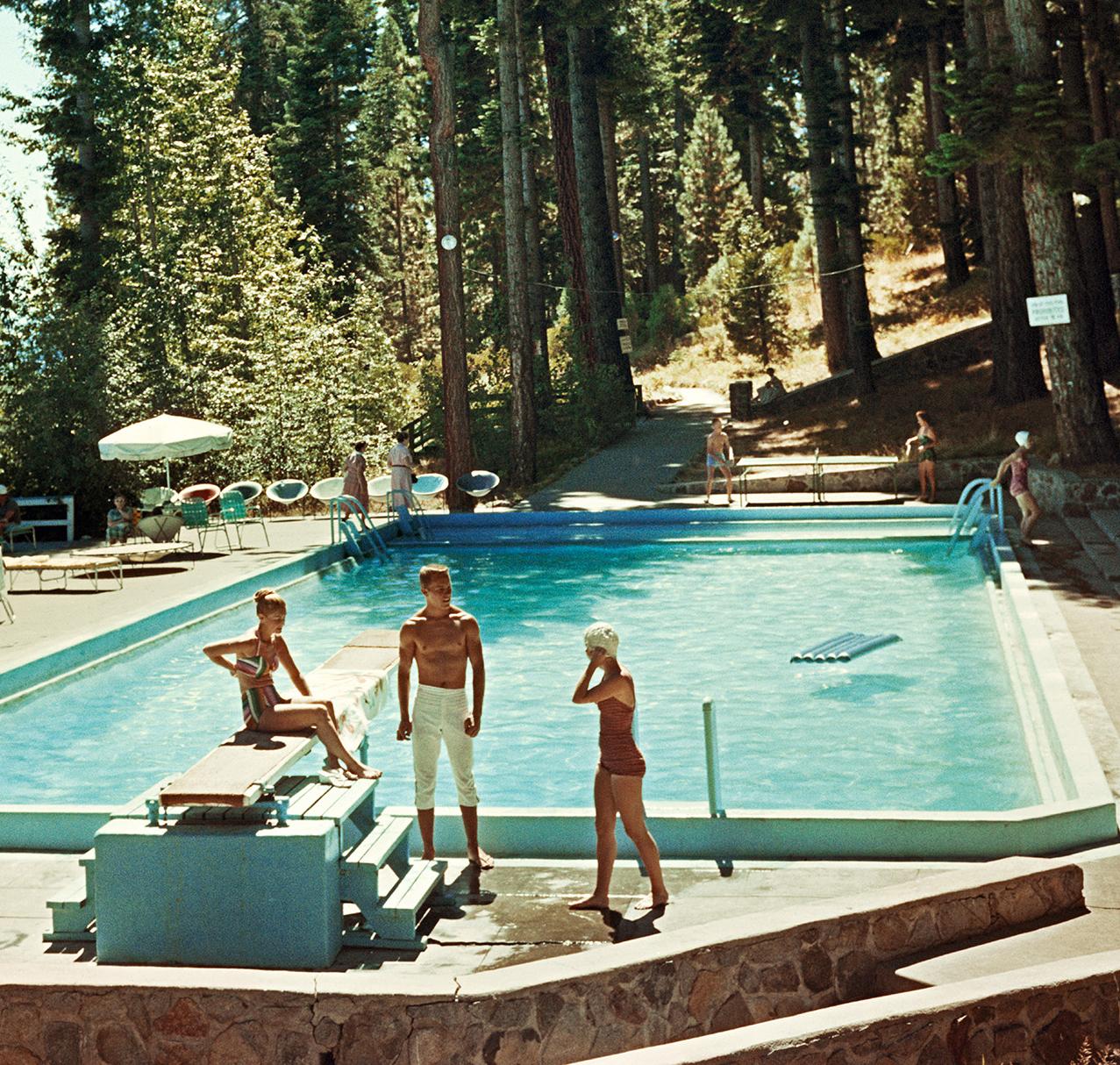 Pool am Lake Tahoe, Nachlassausgabe, Landschaftsfotografie Sierra Nevada Mountains – Photograph von Slim Aarons