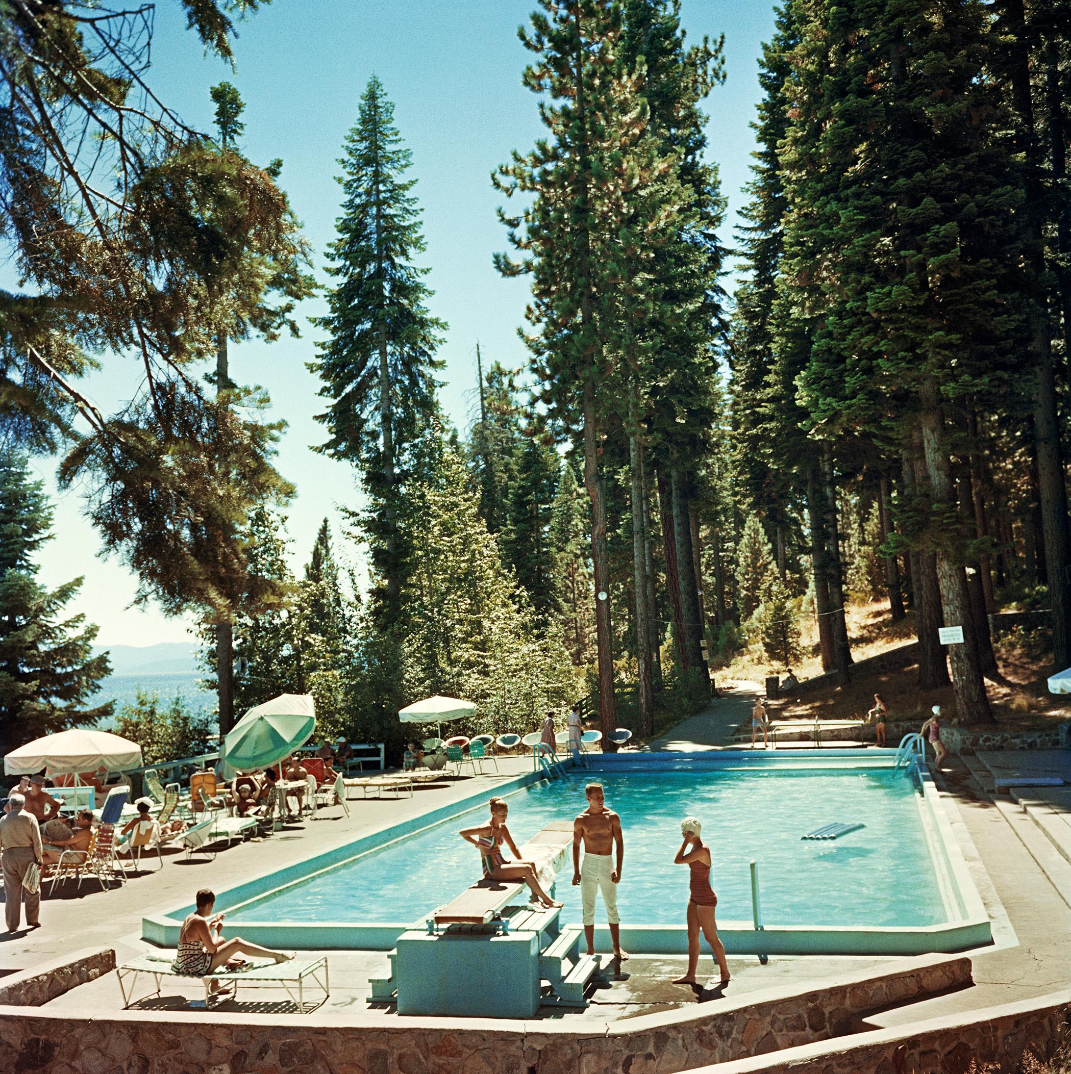 Baigneurs au bord d'une piscine au Tahoe Tavern sur la rive du lac Tahoe, Californie, 1959.

Plongez dans l'atmosphère nostalgique de "Lake Tahoe Pool" de Slim Aarons, une superbe photographie de propriété qui capture l'essence des loisirs d'été des