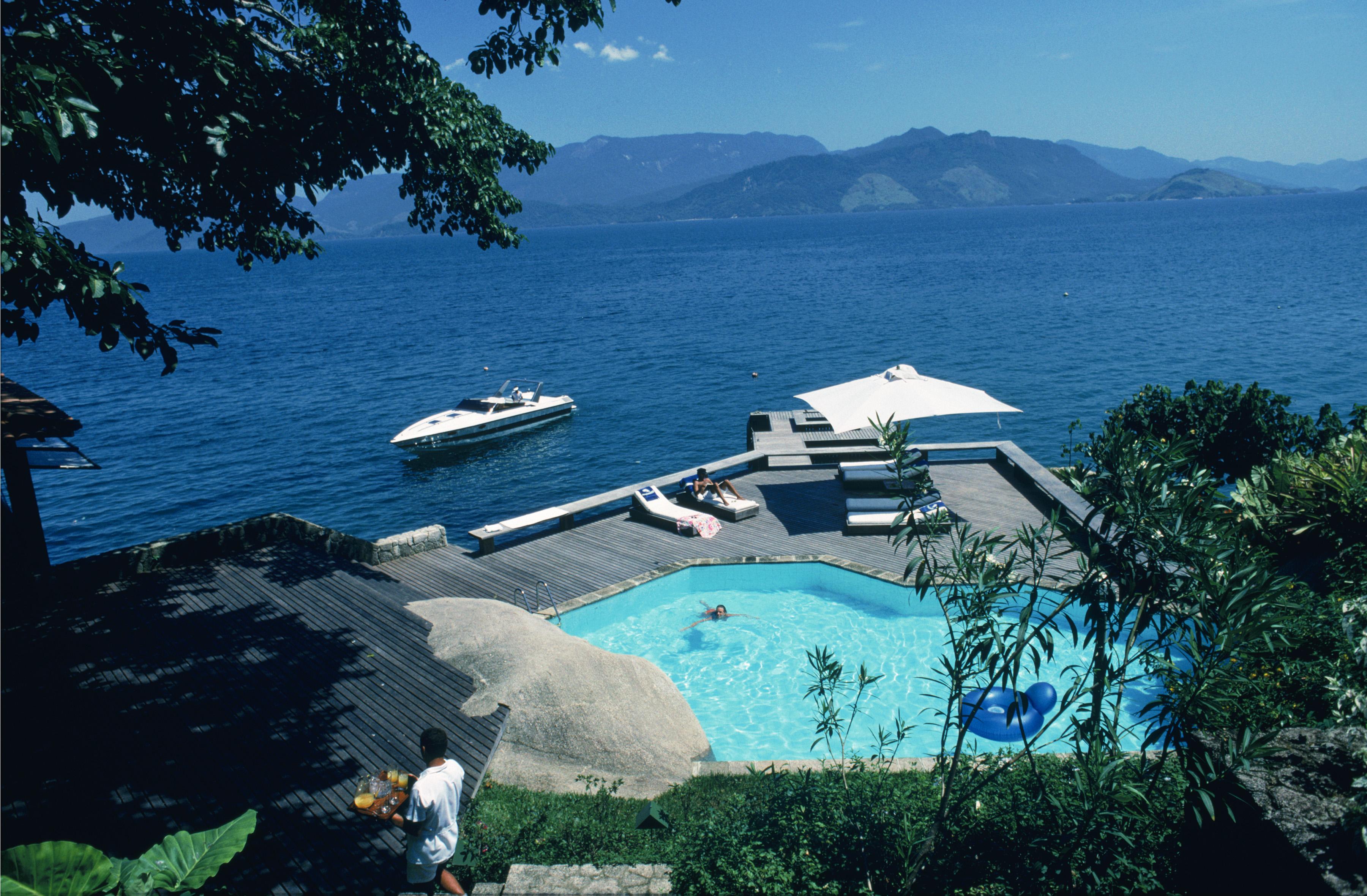 Slim Aarons, "Pool By The Sea" Photographie moderne du milieu du siècle dernier