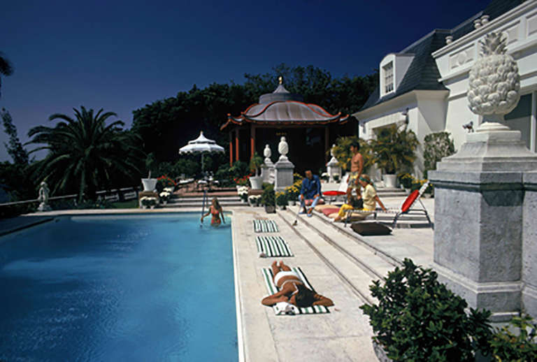 Gäste am Pool im Haus von Albin Holder in Palm Beach, Florida, Mai 1970.

Nachlassgestempelte und handnummerierte Auflage von 150 Stück mit Echtheitszertifikat des Nachlasses.   Slim Aarons (1916-2006) arbeitete hauptsächlich für
