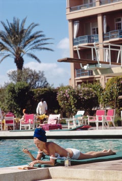Slim Aarons, junto a la piscina en Marrakech, Marruecos, 1969, 40x30"