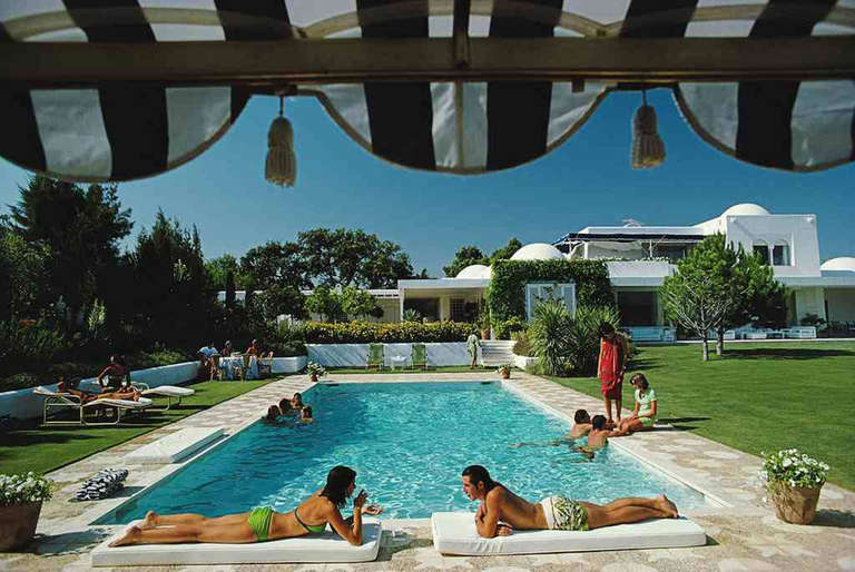 Bagnanti intorno a una piscina a Sotogrande, Spagna, agosto 1975

Edizione stampata e numerata a mano di 150 esemplari con certificato di autenticità dell'azienda.   

Slim Aarons (1916-2006) ha lavorato principalmente per pubblicazioni mondane
