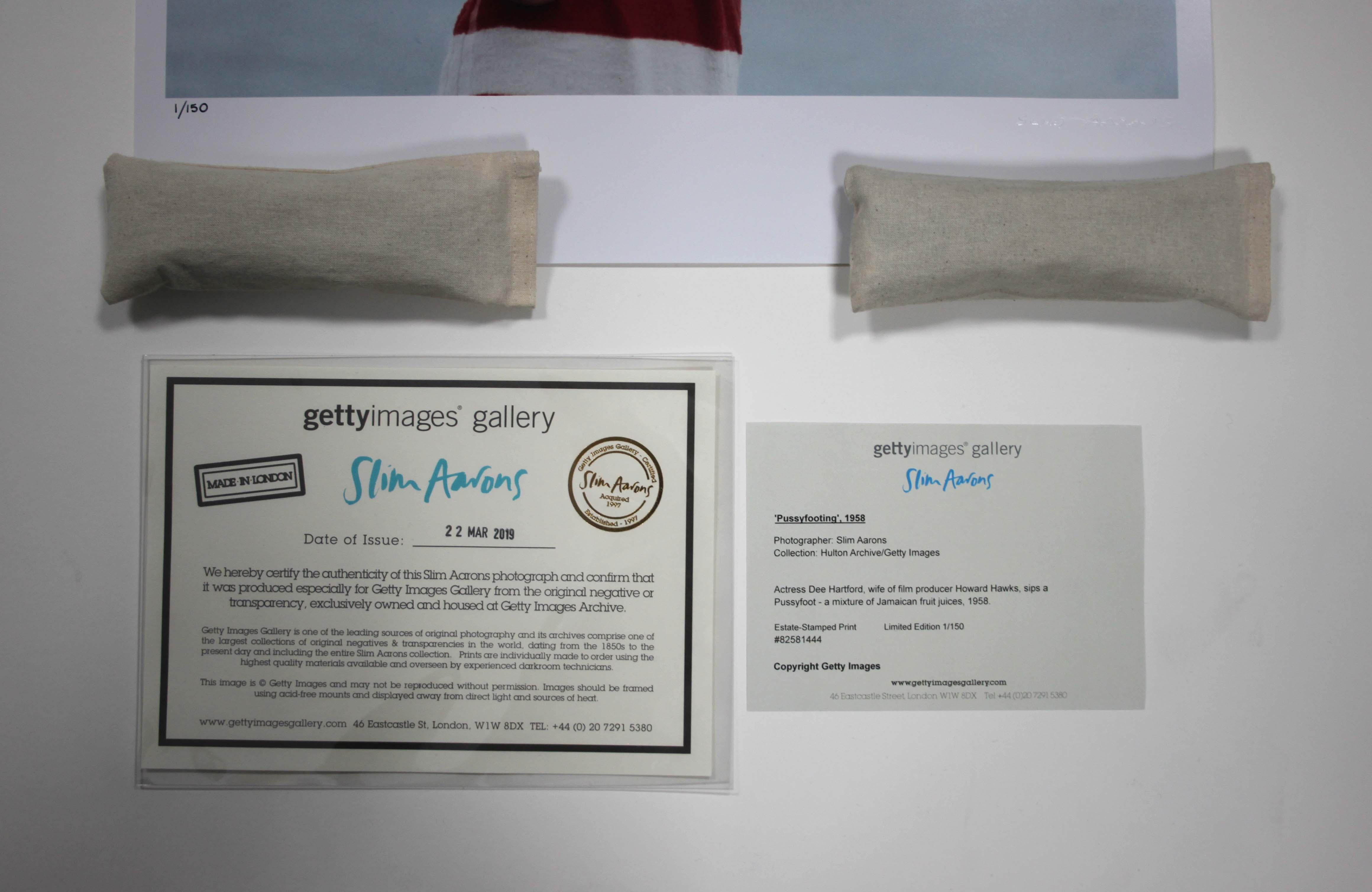 Slim Aarons, 'Poolside In Sotogrande' Fotografia moderna del Medioevo in vendita 4