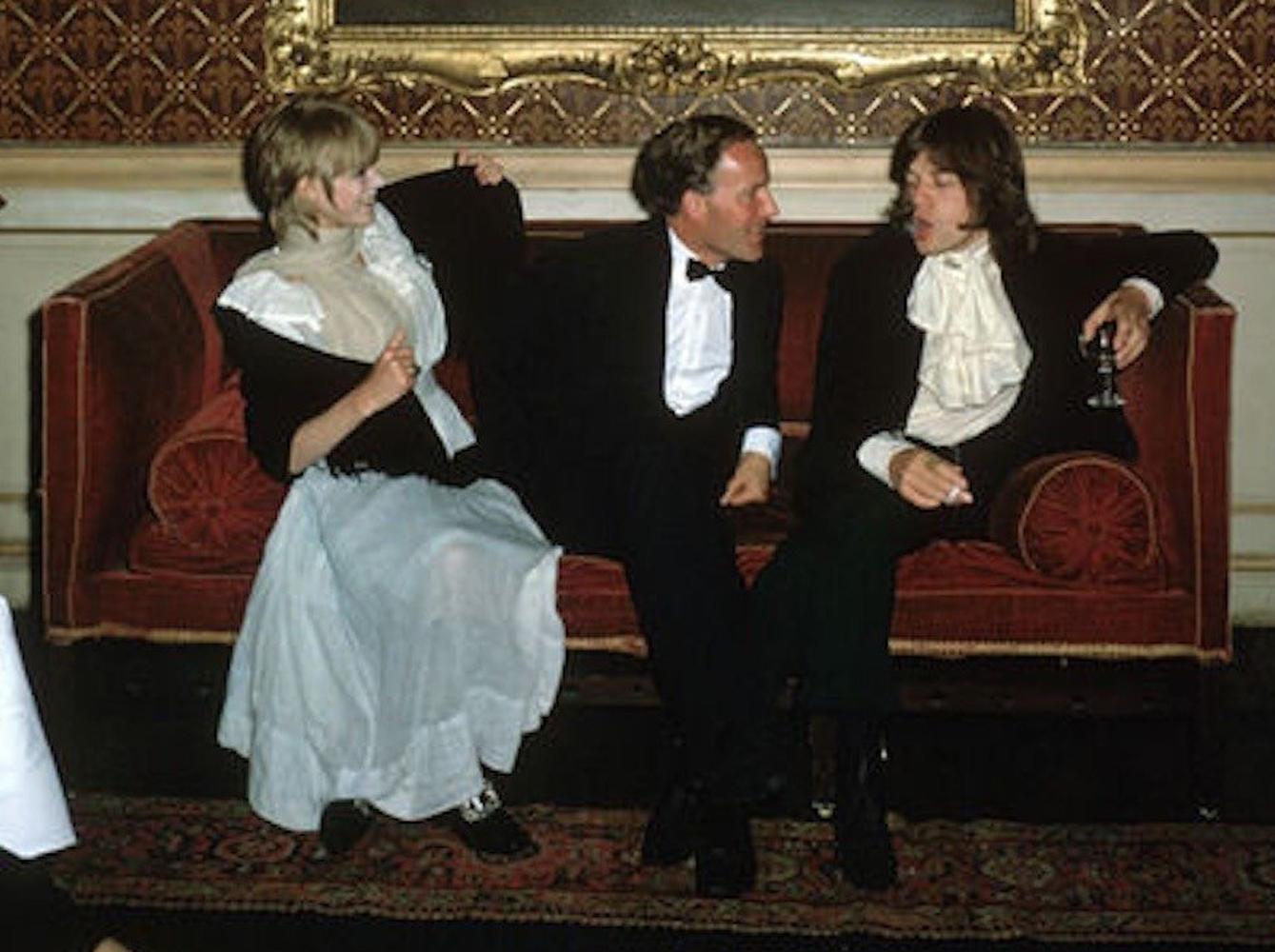 Pop and Society : Mick Jagger et Marianne Faithfull au château de Leixlip - Réalisme Photograph par Slim Aarons