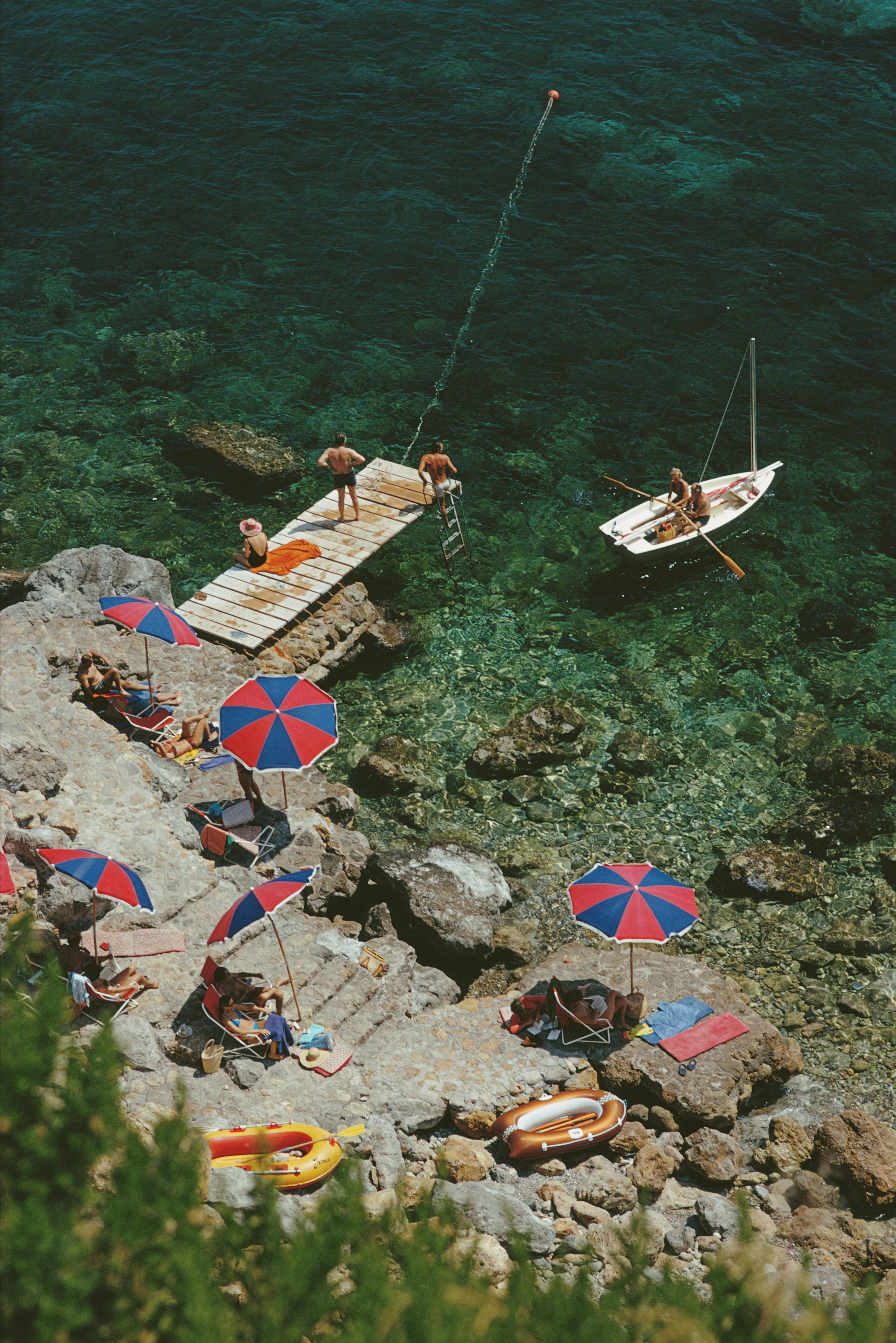 Une jetée s'avance sur le rivage rocheux de l'hôtel Il Pellicano à Porto Ercole, en Toscane, en août 1973. 

Slim Aarons
Porto Ercol
Il Pellicano, Porto Ercole, Toscane, Italie
Tirage chromogène Lambda
Imprimé plus tard
Slim Aarons Estate