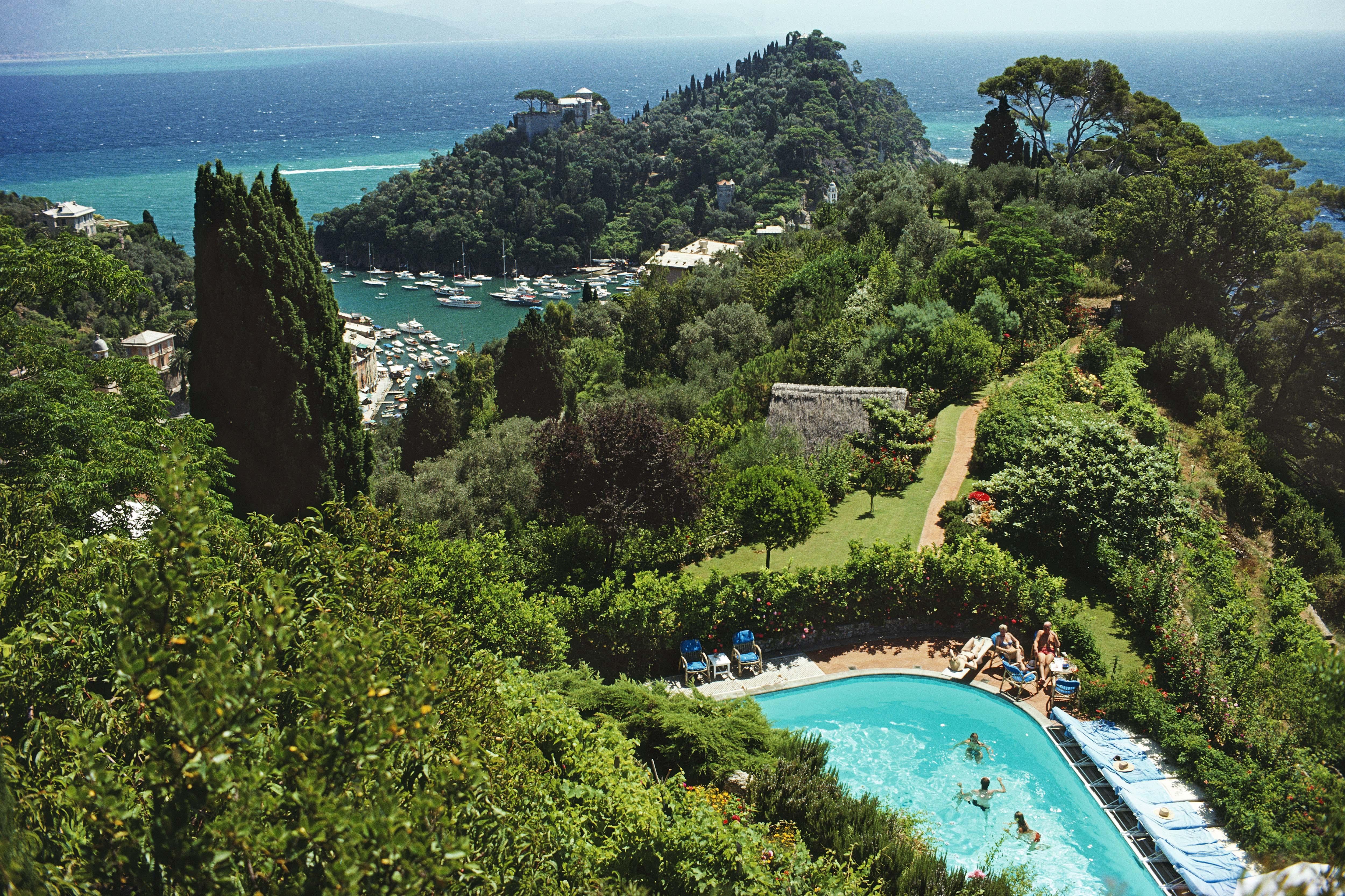 Villa Portofino
1977 (impreso posteriormente)
Impresión C
Edición sellada y numerada 1 de 150 
con Certificado de autenticidad

Pie de foto: Invitados junto a la piscina de la villa de Klaus Pudel, la Casa Montefino, con vistas al puerto de